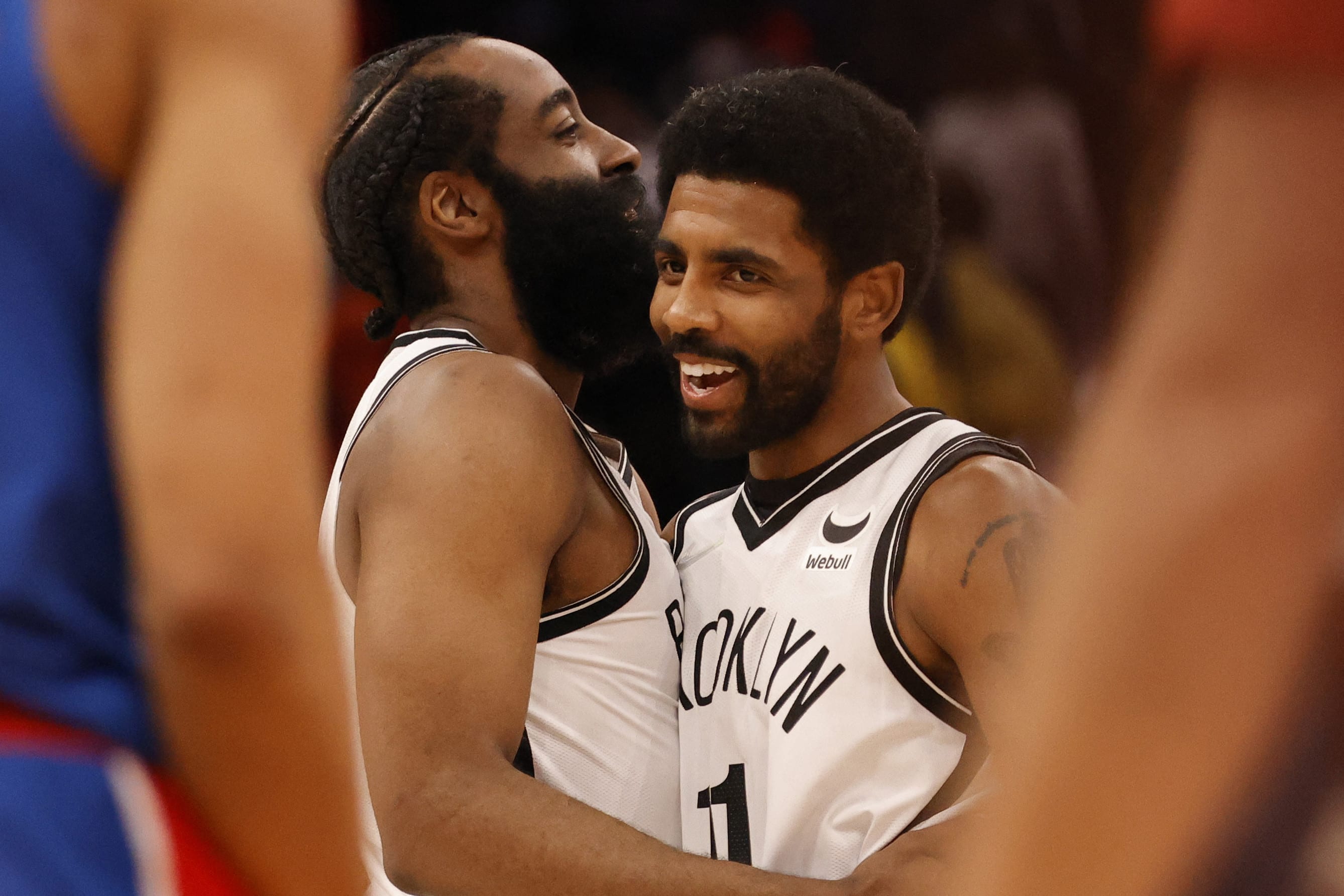 שחקני ברוקלין נטס ג'יימס הארדן, קיירי אירווינג חוגגים