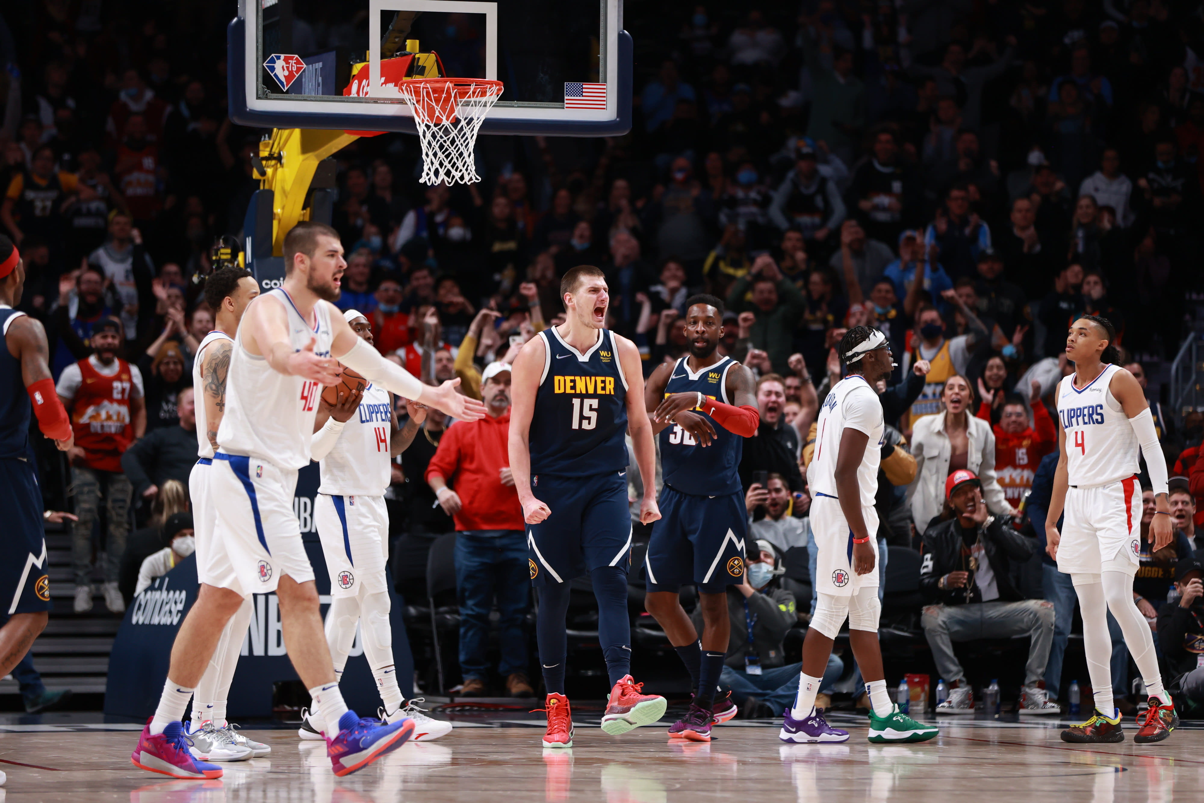 ניקולה יוקיץ', דנבר נאגטס חוגג מול שחקני לוס אנג'לס קליפרס