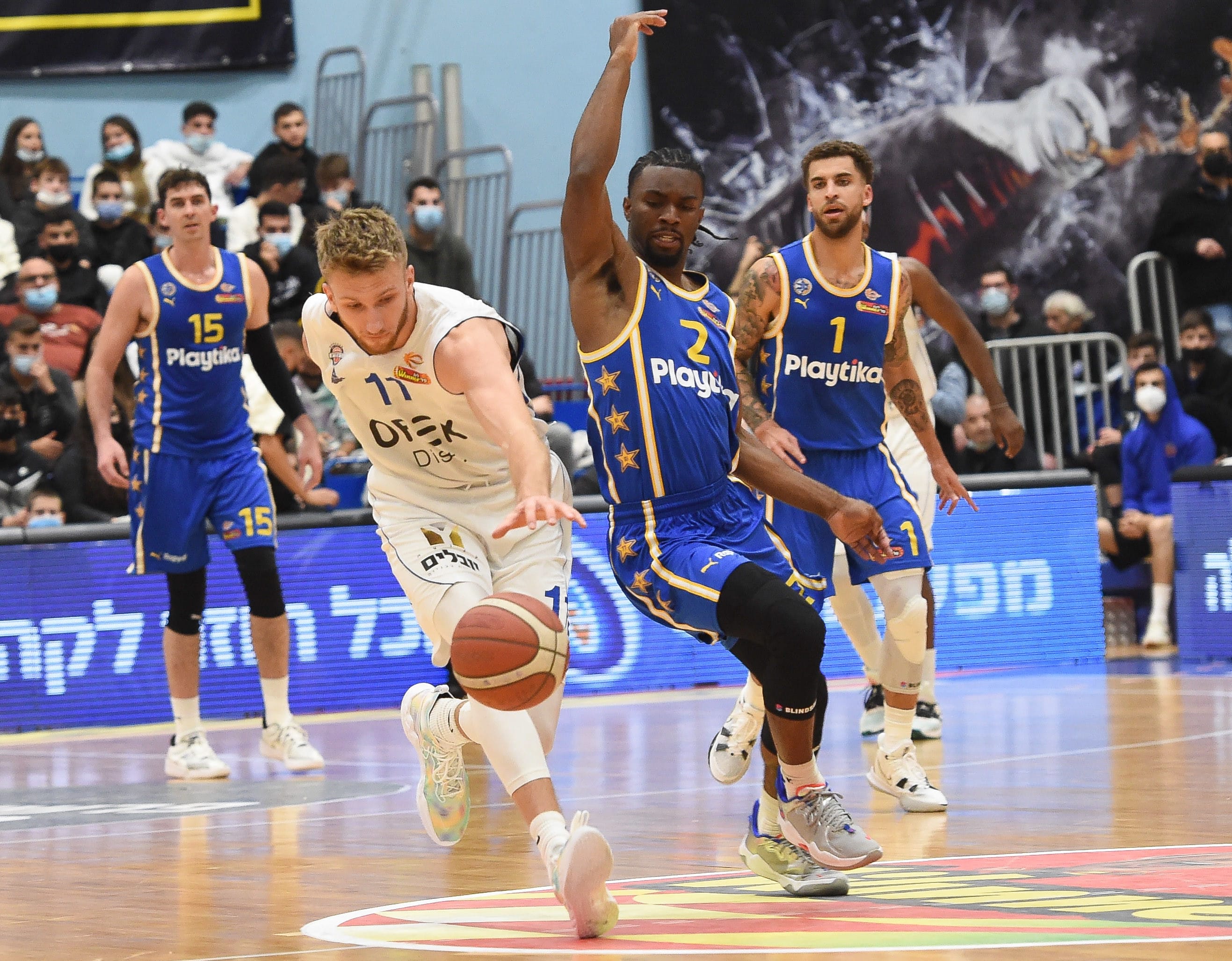 שחקן בני הרצליה אנדי ואן וליט מול שחקן מכבי תל אביב קינן אוואנס