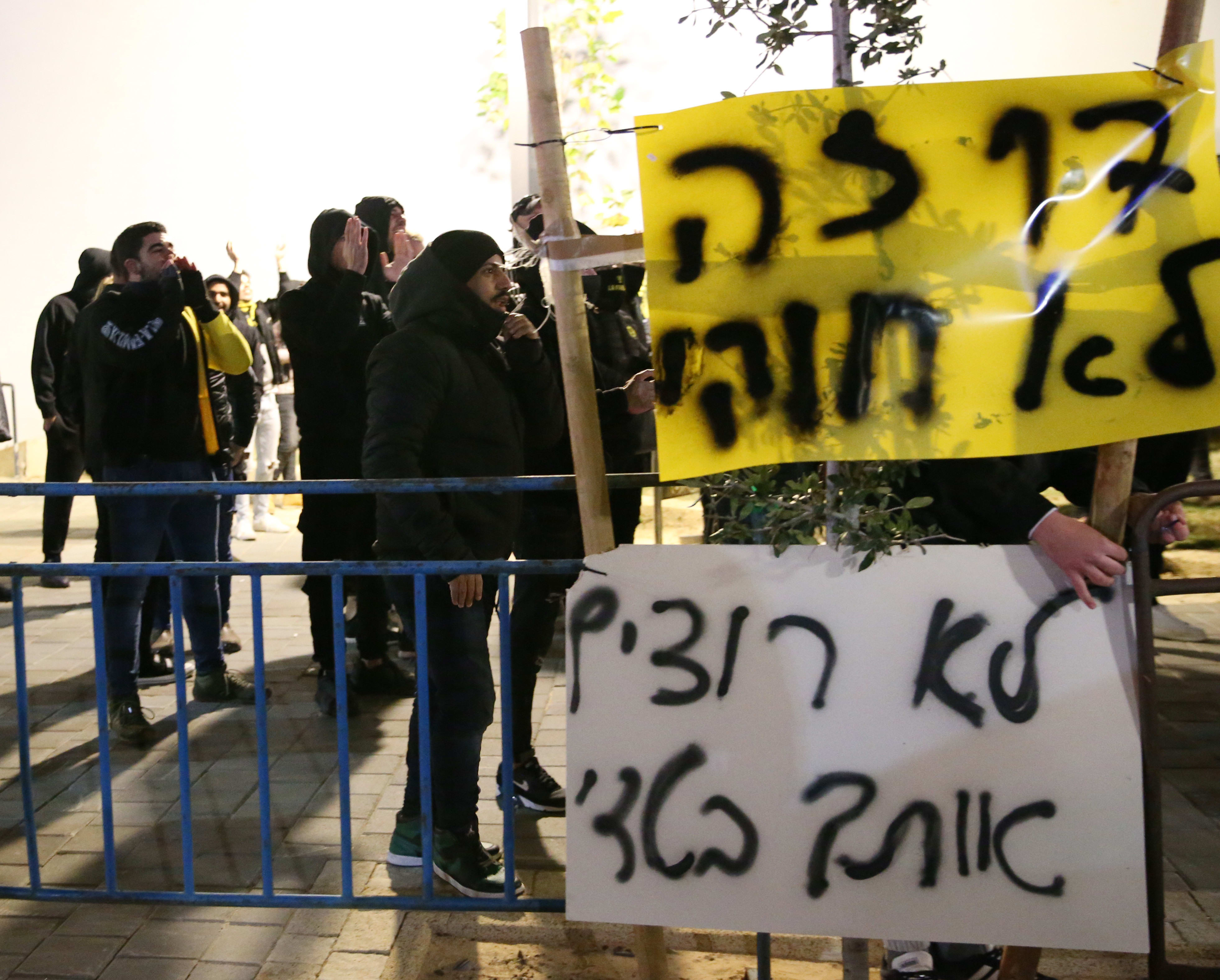 אוהדי בית"ר ירושלים מפגינים מתחת לביתו של הבעלים משה חוגג