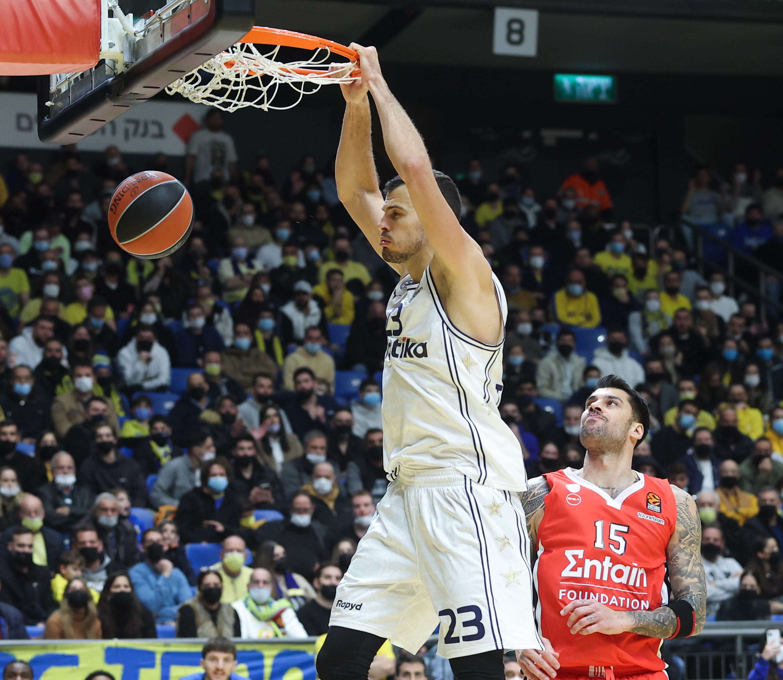 שחקן מכבי תל אביב אנטה ז'יז'יץ' מול שחקן אולימפיאקוס גאורגיוס פרינטזיס