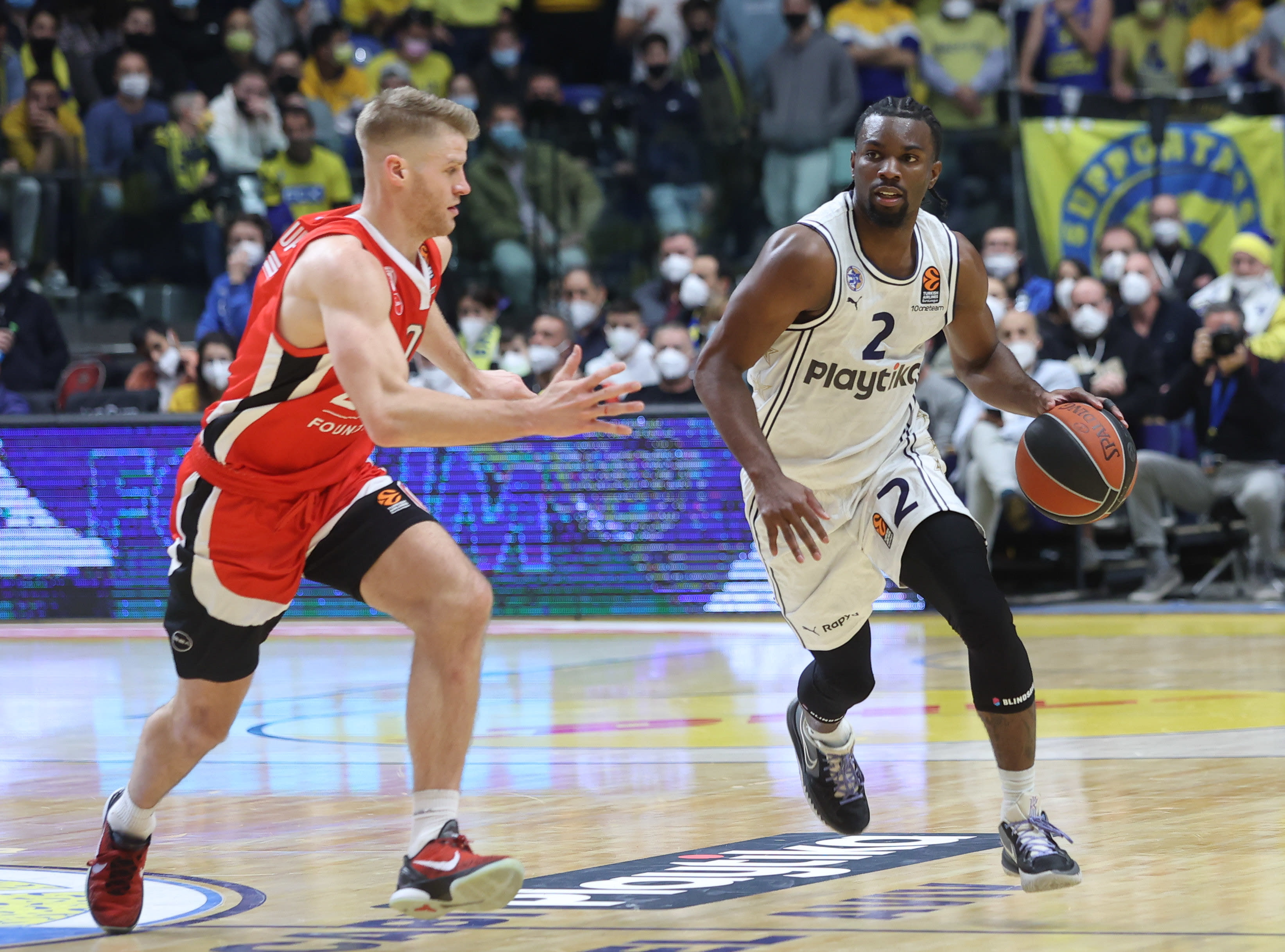 שחקן מכבי תל אביב קינן אוואנס מול שחקן אולימפיאקוס תומאס ווקאפ