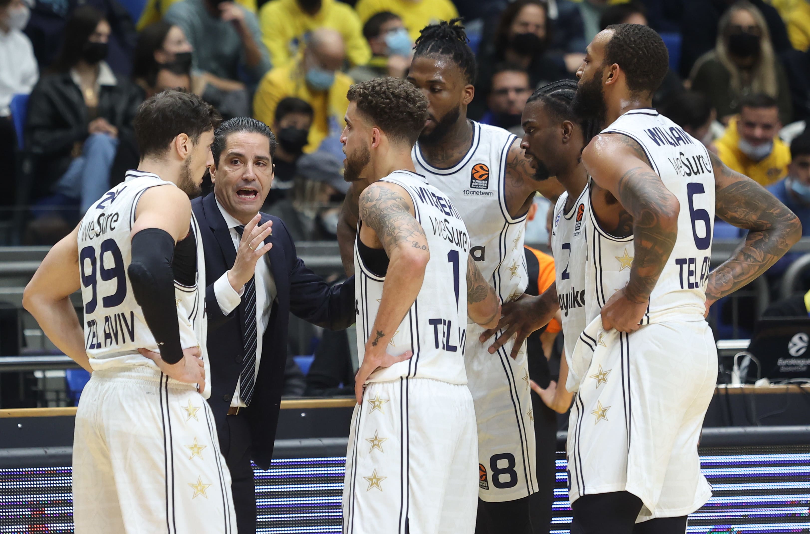 מאמן מכבי תל אביב יאניס ספרופולוס עם יפתח זיו, סקוטי ווילבקין, דרק וויליאמס