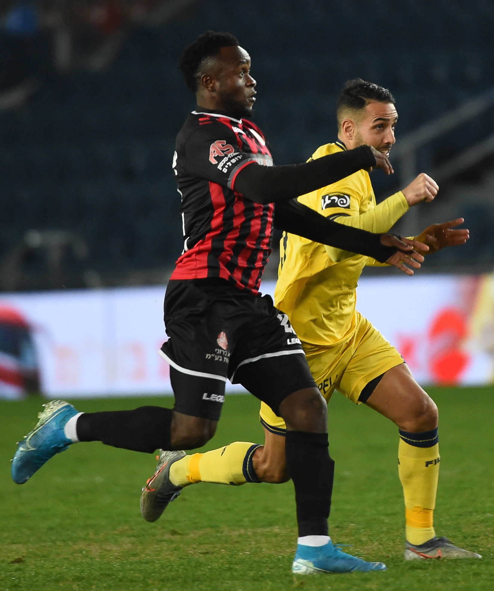 אייל גולסה שחקן מכבי תל אביב מול וויליאם אגאדה שחקן הפועל ירושלים