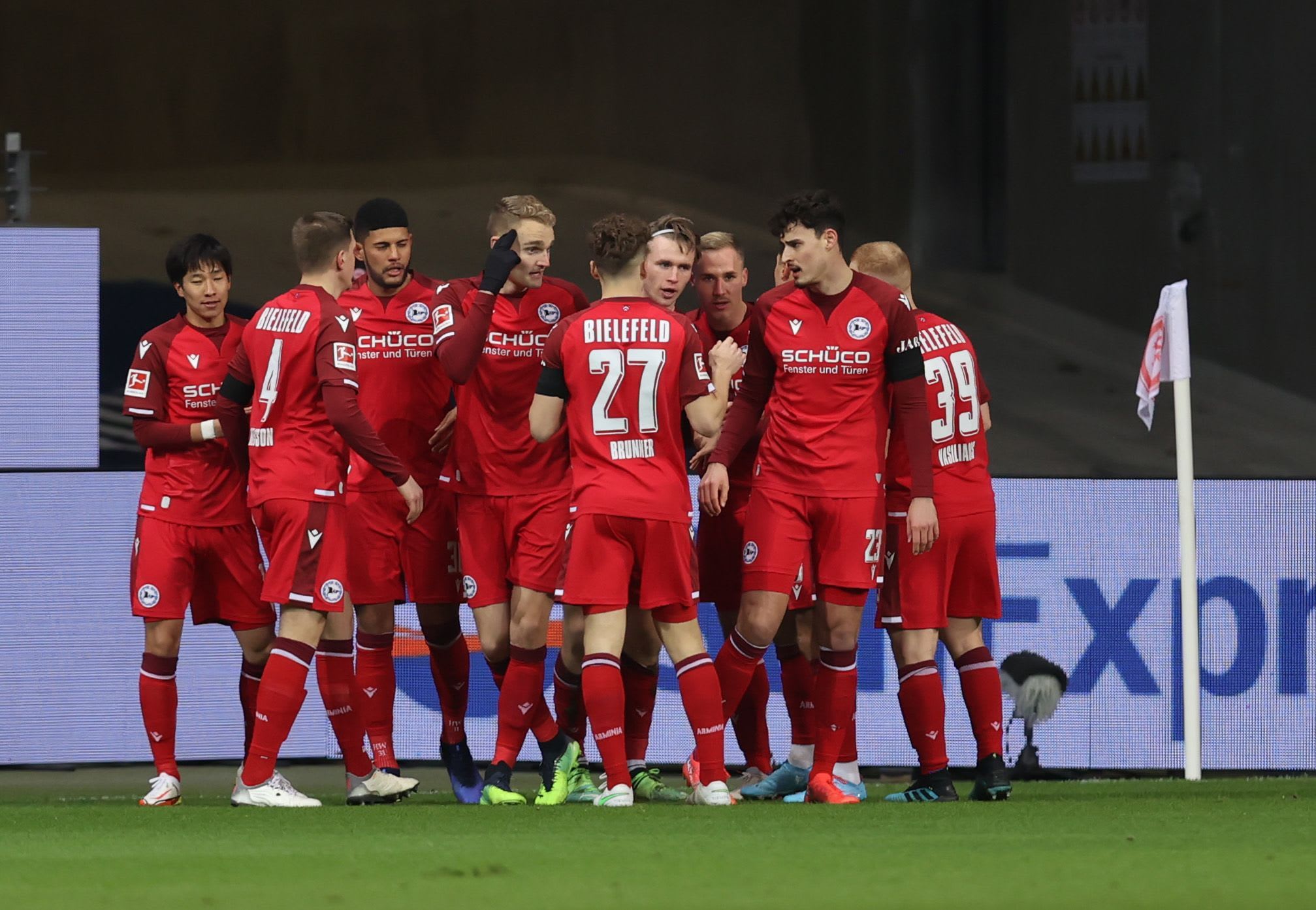 שחקני ארמיניה בילפלד חוגגים עם פטריק וימר