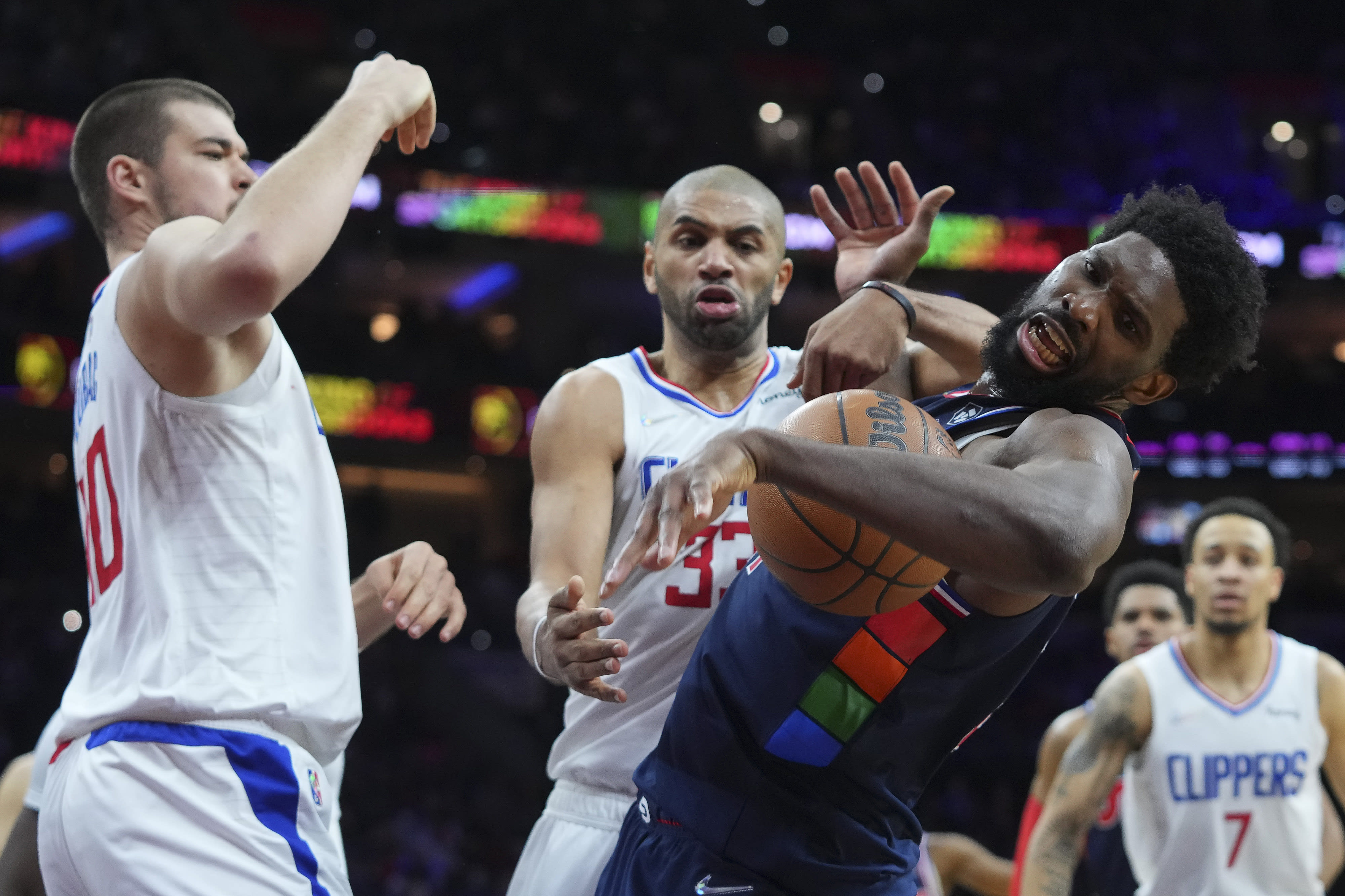 שחקני לוס אנג'לס קליפרס איביצה זובאץ, ניקולא באטום מול שחקן פילדלפיה סיקסרס ג'ואל אמביד