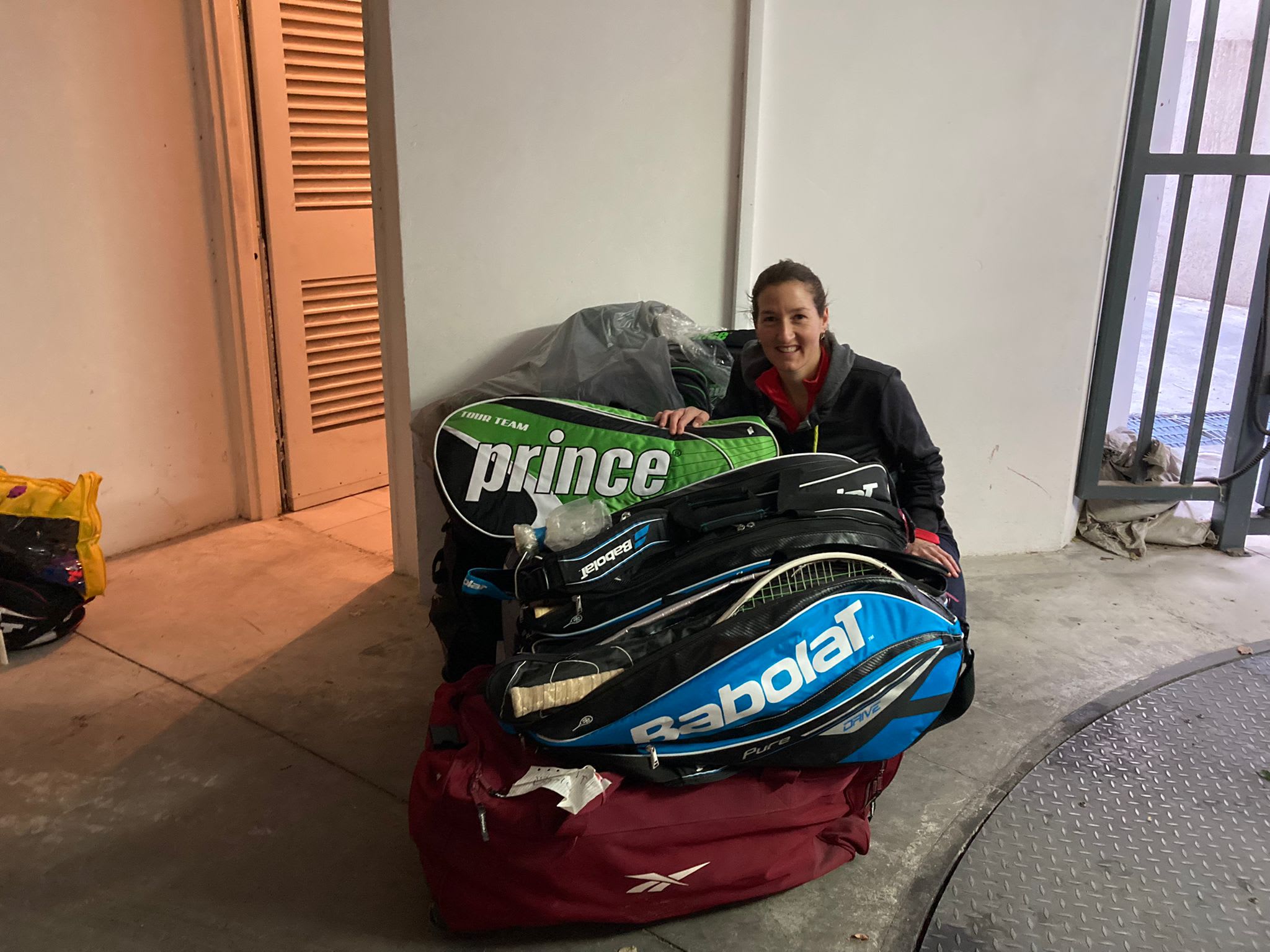 שחר פאר תורמת את ציוד הטניס שלה לילדות