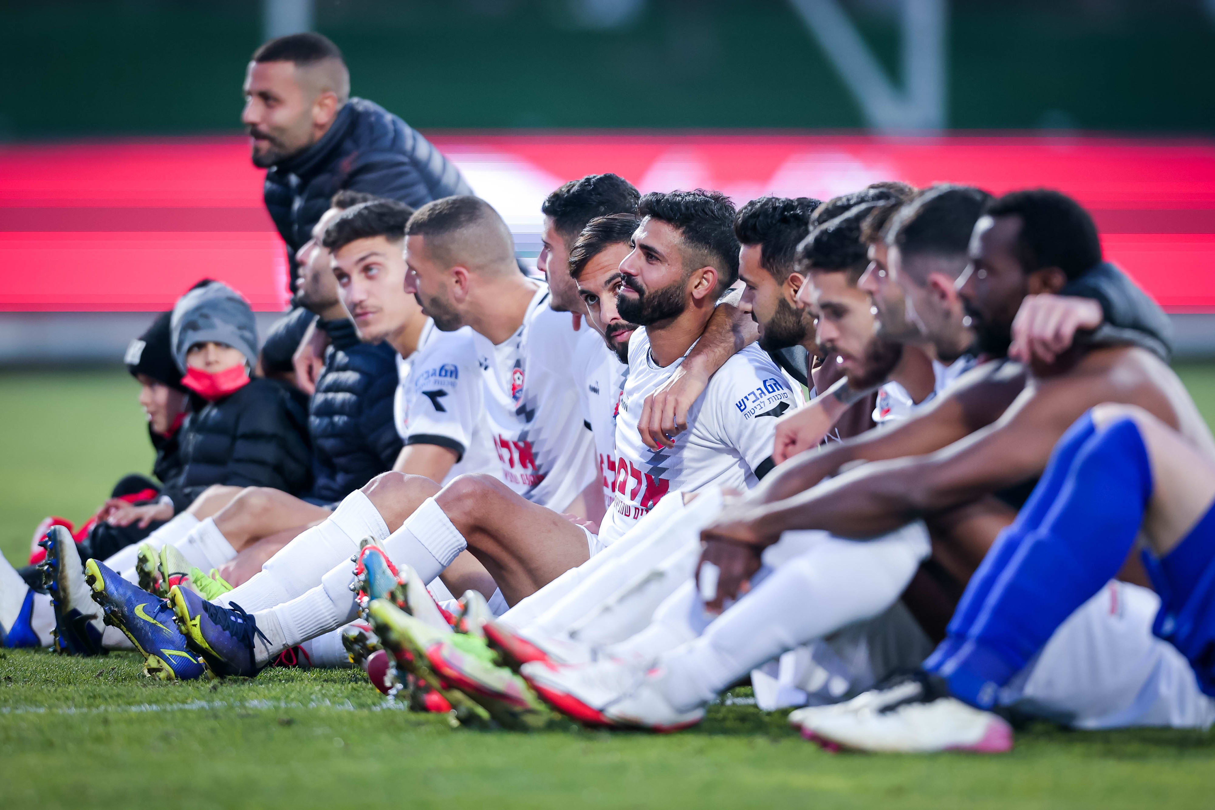שחקני הפועל חיפה חוגגים ניצחון על הפועל נוף הגליל