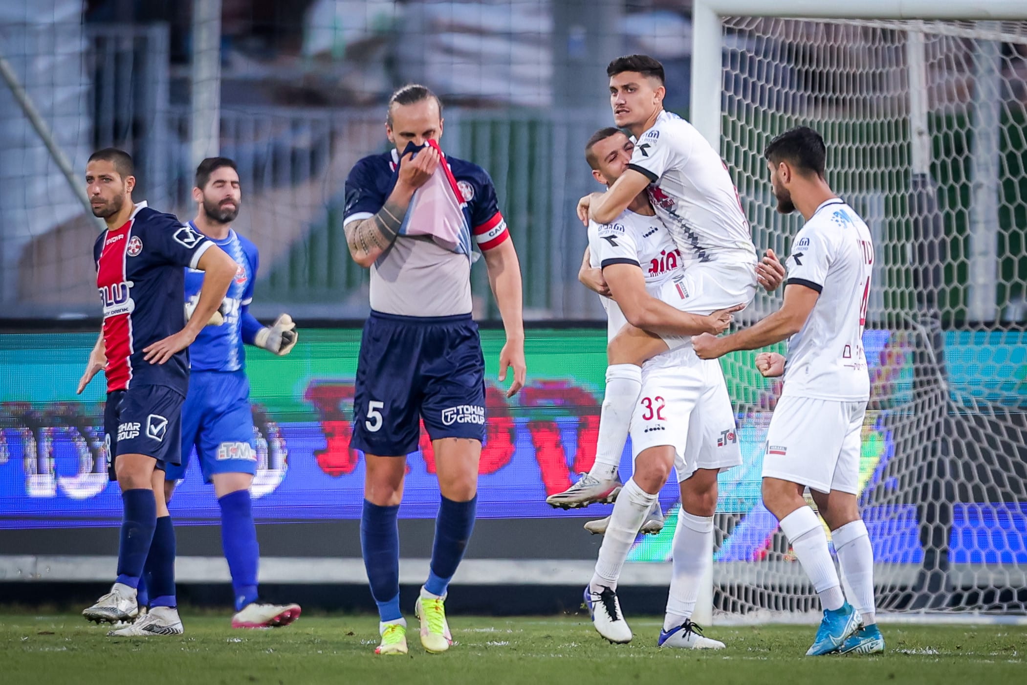 שחקני הפועל חיפה חוגגים, ג'ניה ברקמן מאוכזב אחרי הפסד הפועל נוף הגליל