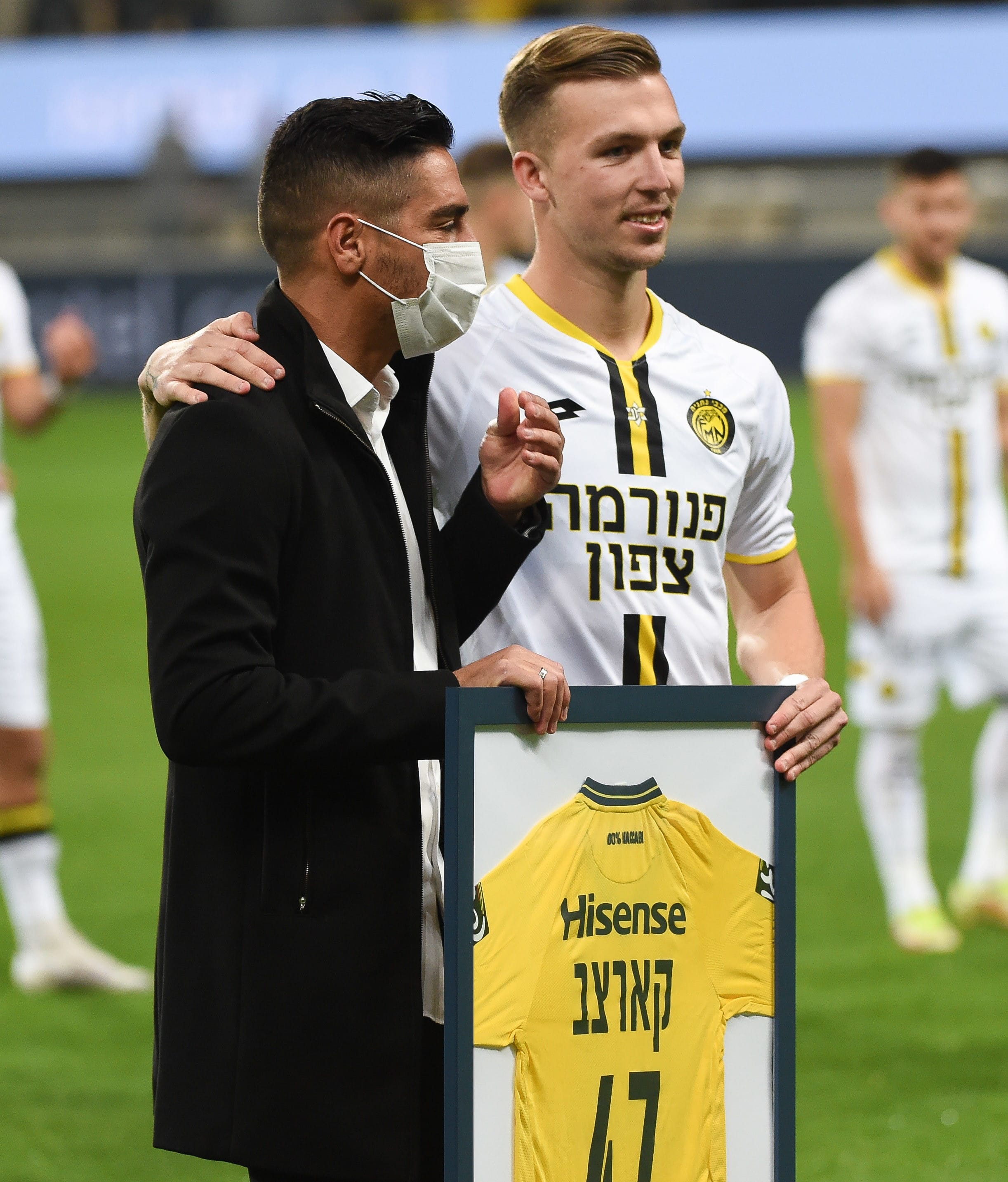 עדן קארצב שחקן מכבי נתניה עם יואב זיו מנהל מכבי תל אביב
