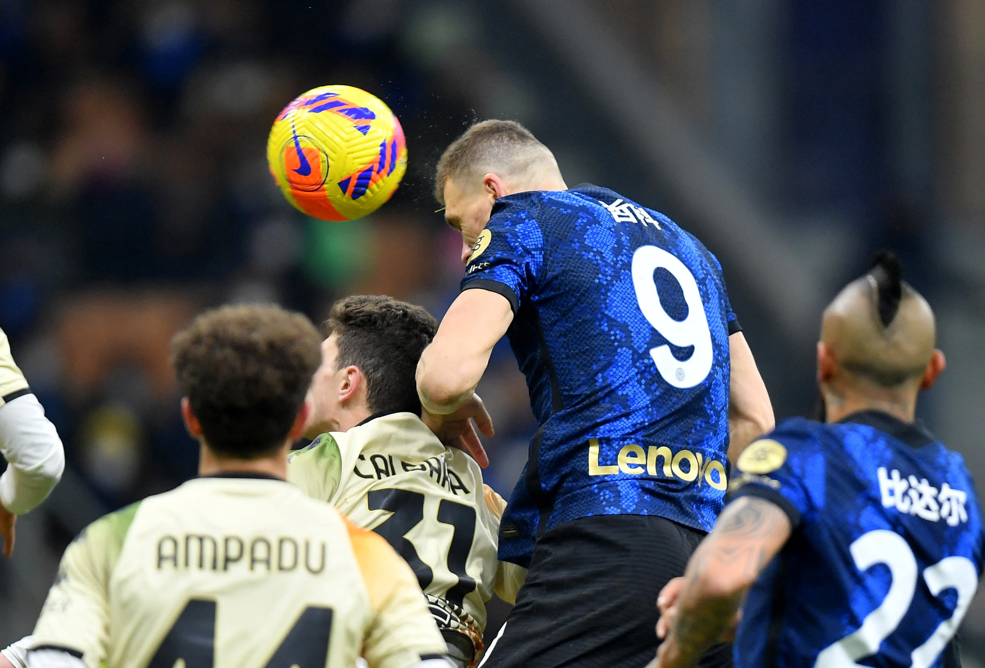 שחקן אינטר, אדין דז'קו, כובש נגד ונציה