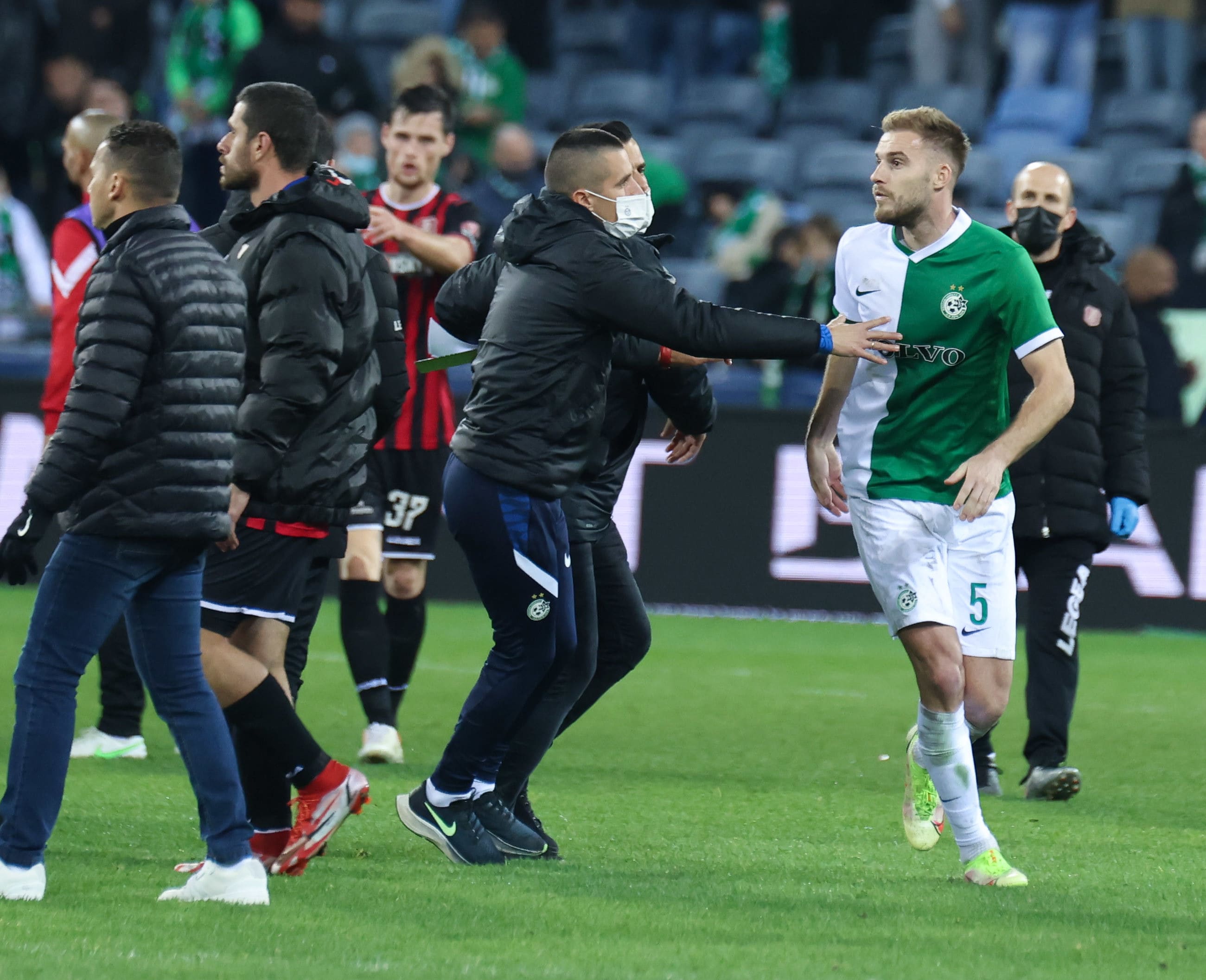 בוגדן פלאניץ' שחקן מכבי חיפה מנסה לתקוף את השופט ניב שטייף