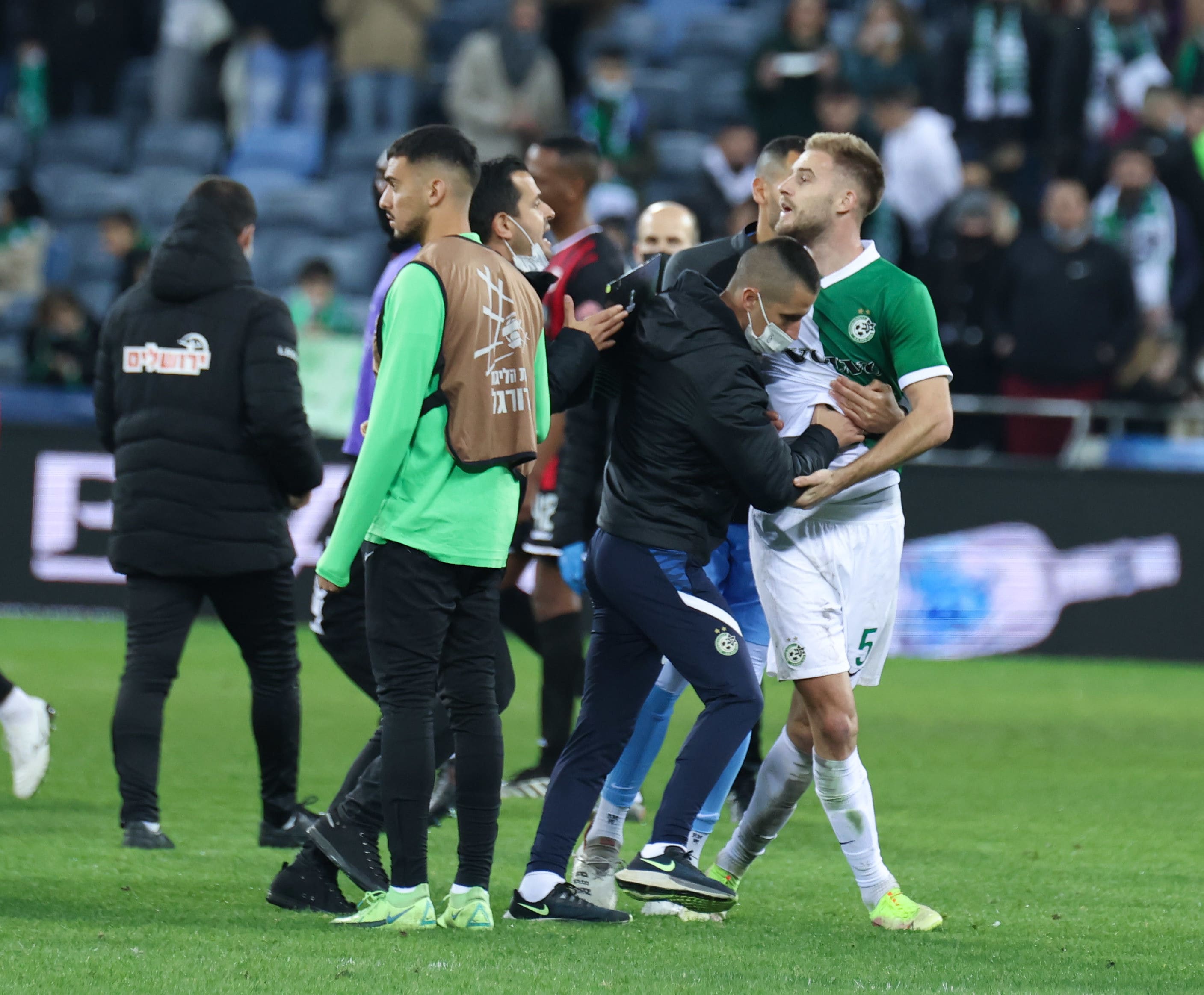 בוגדן פלאניץ' שחקן מכבי חיפה מנסה לתקוף את השופט ניב שטייף