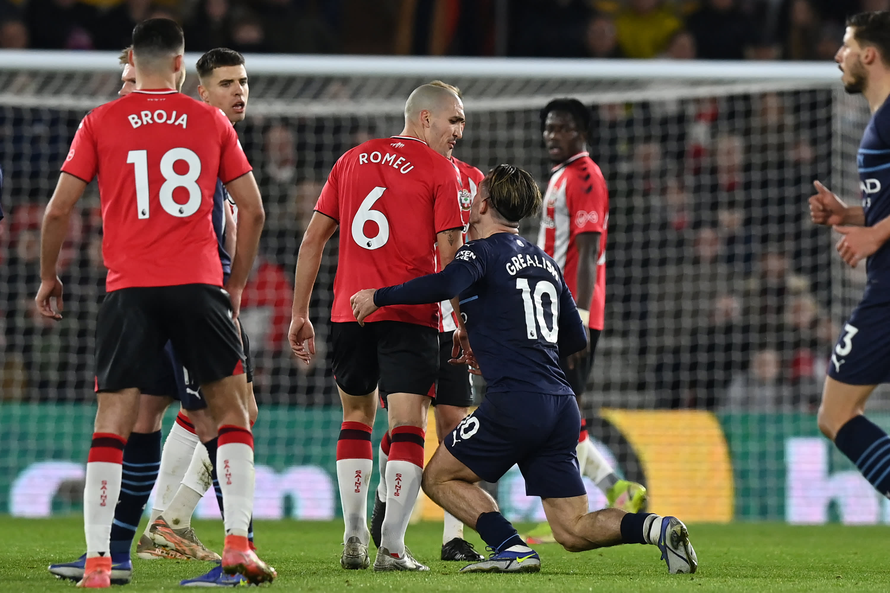 שחקן מנצ'סטר סיטי ג'ק גריליש מתעמת עם שחקן סאות'המפטון אוריול רומאו