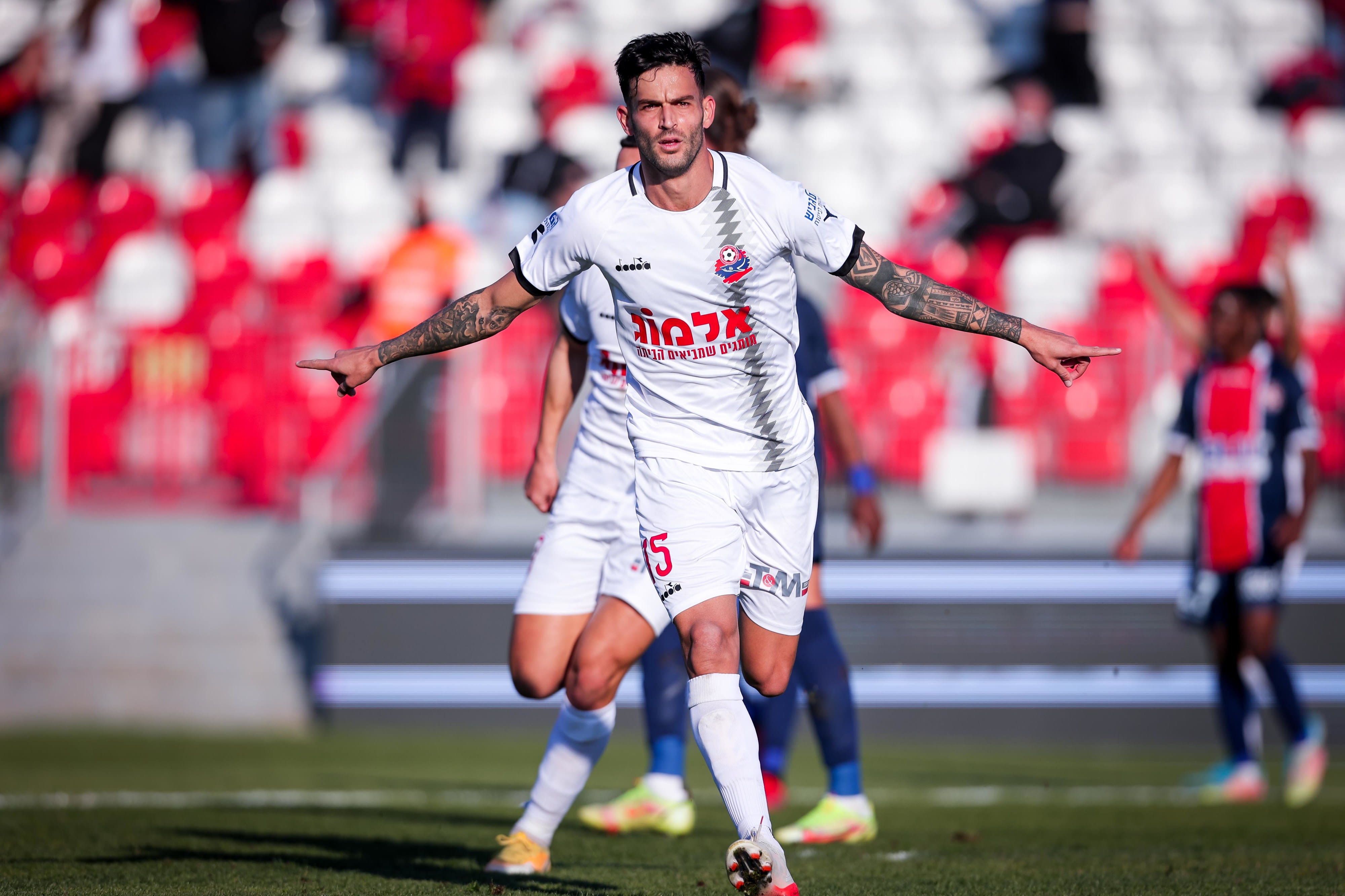 חנן ממן שחקן הפועל חיפה חוגג שער