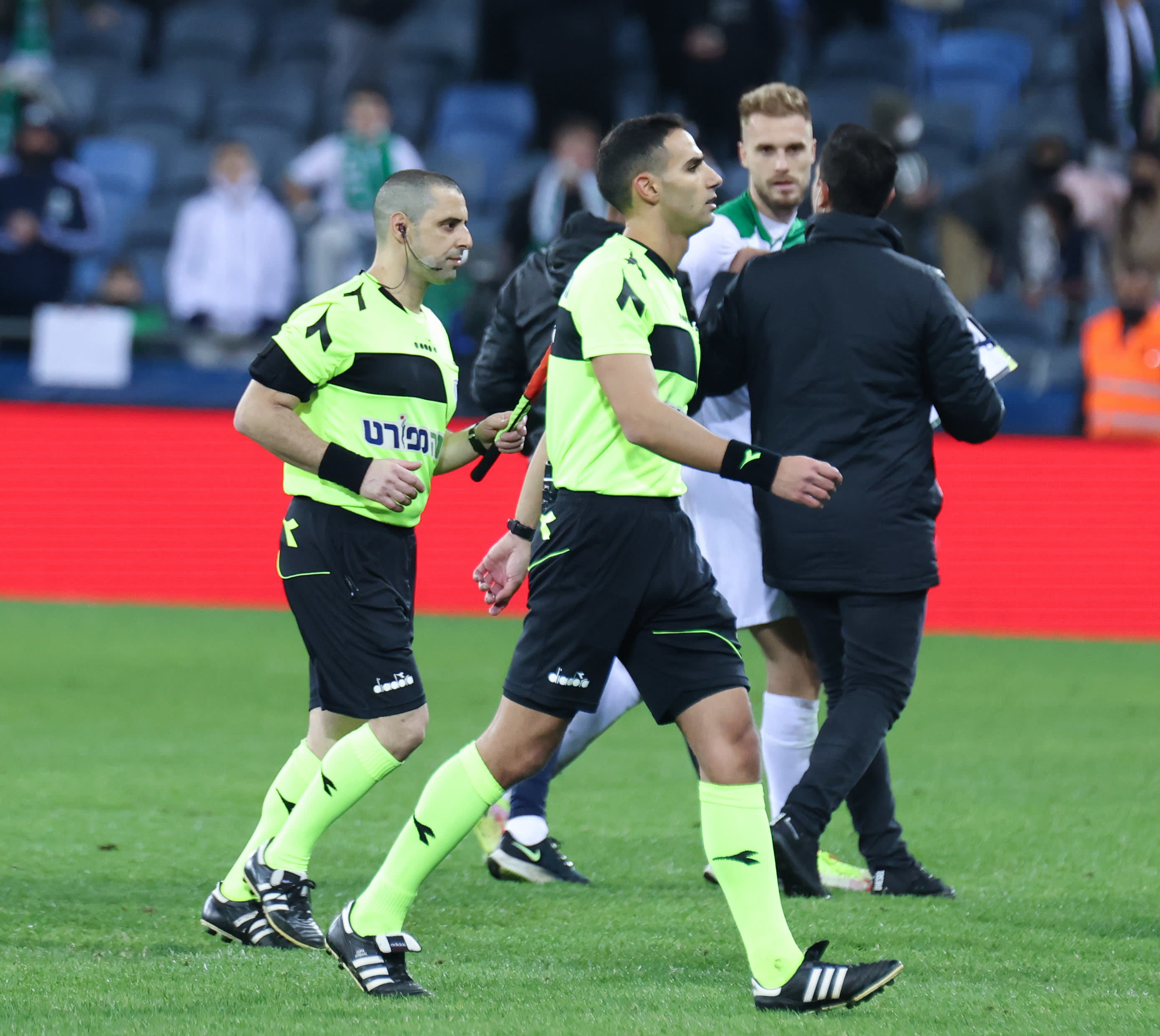 בוגדן פלאניץ' שחקן מכבי חיפה מנסה לתקוף את השופט ניב שטייף