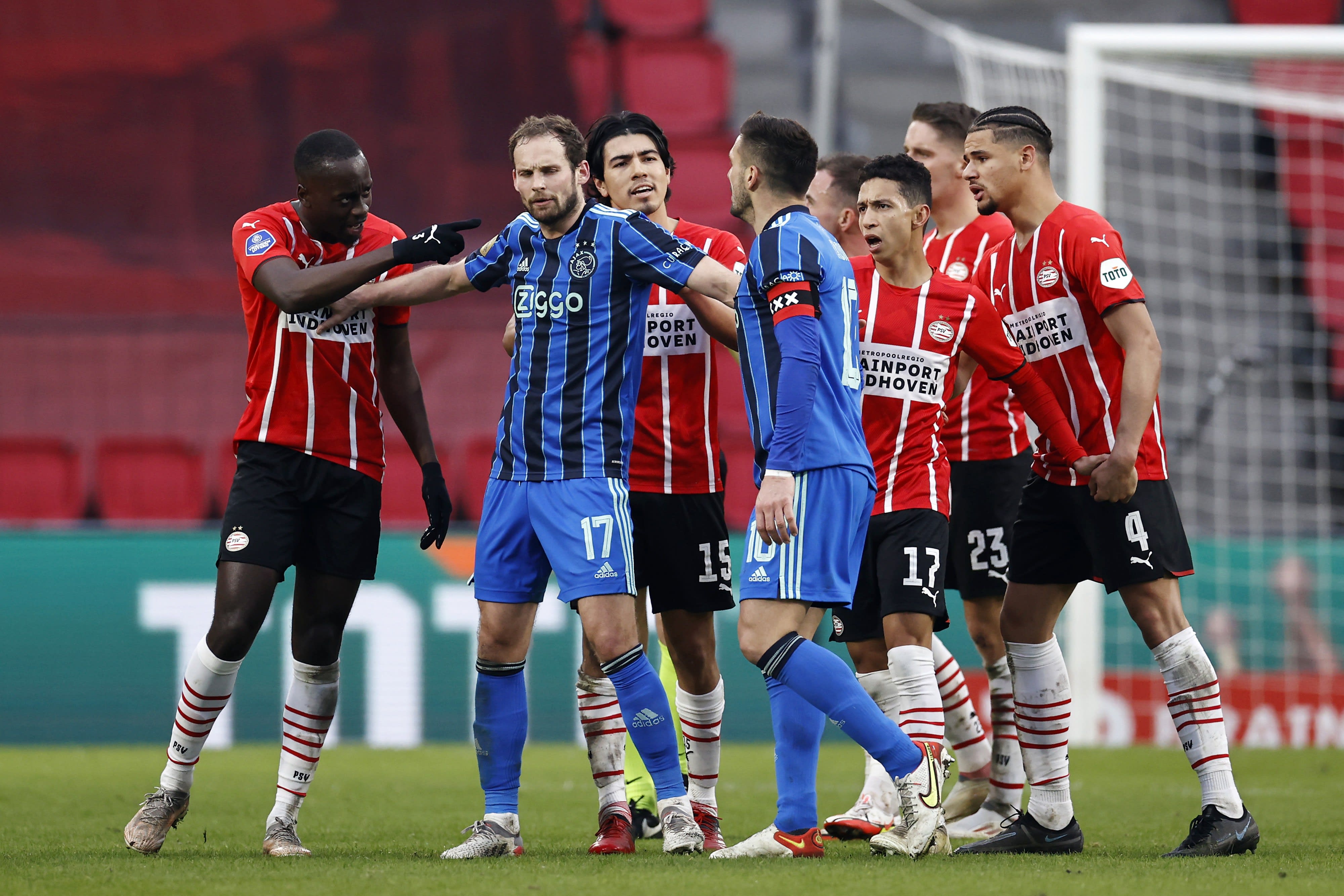 שחקן אייאקס דיילי בלינד עם שחקני פ.ס.וו איינדהובן