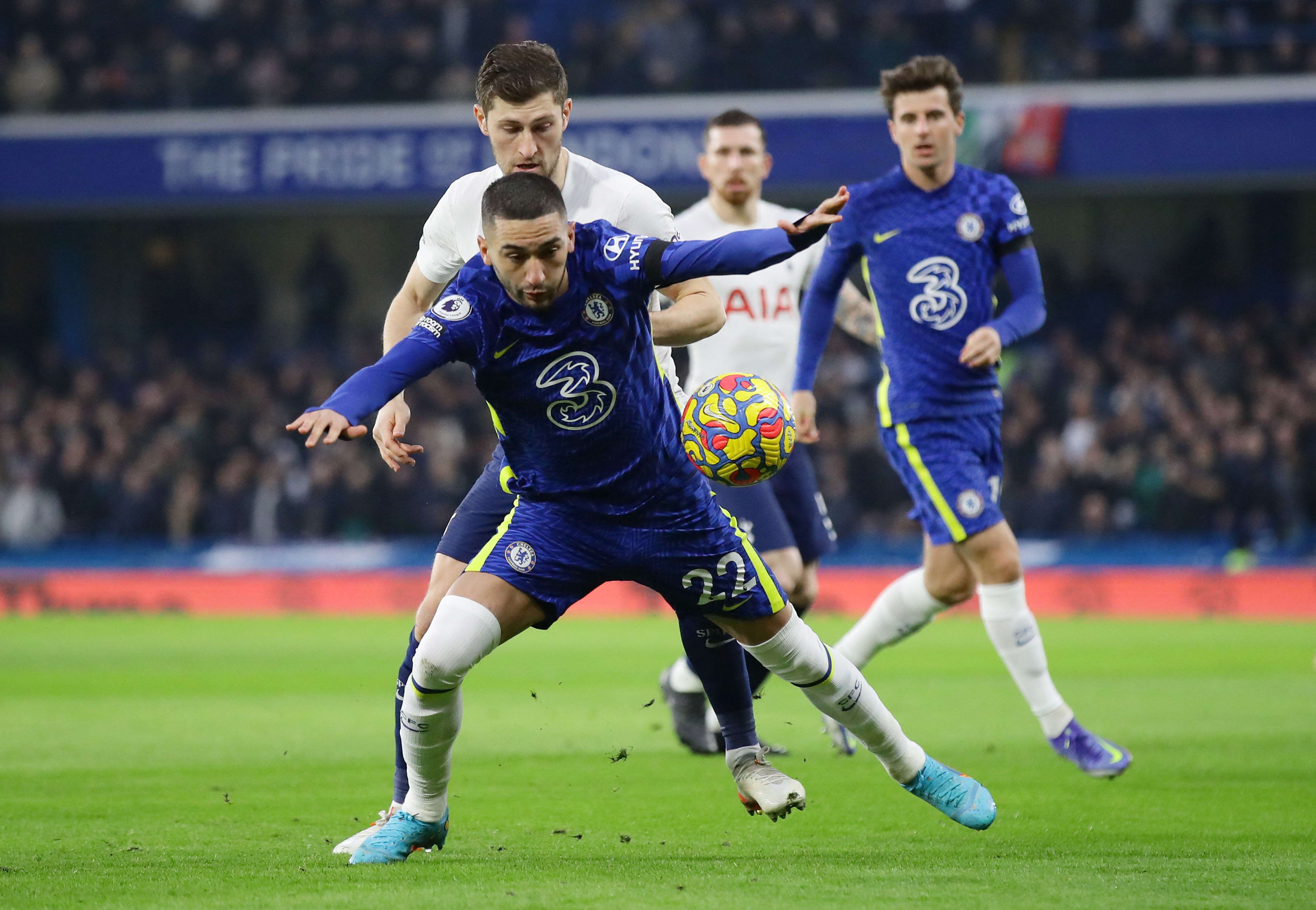 שחקן צ'לסי חכים זייש מול שחקן טוטנהאם בן דייויס