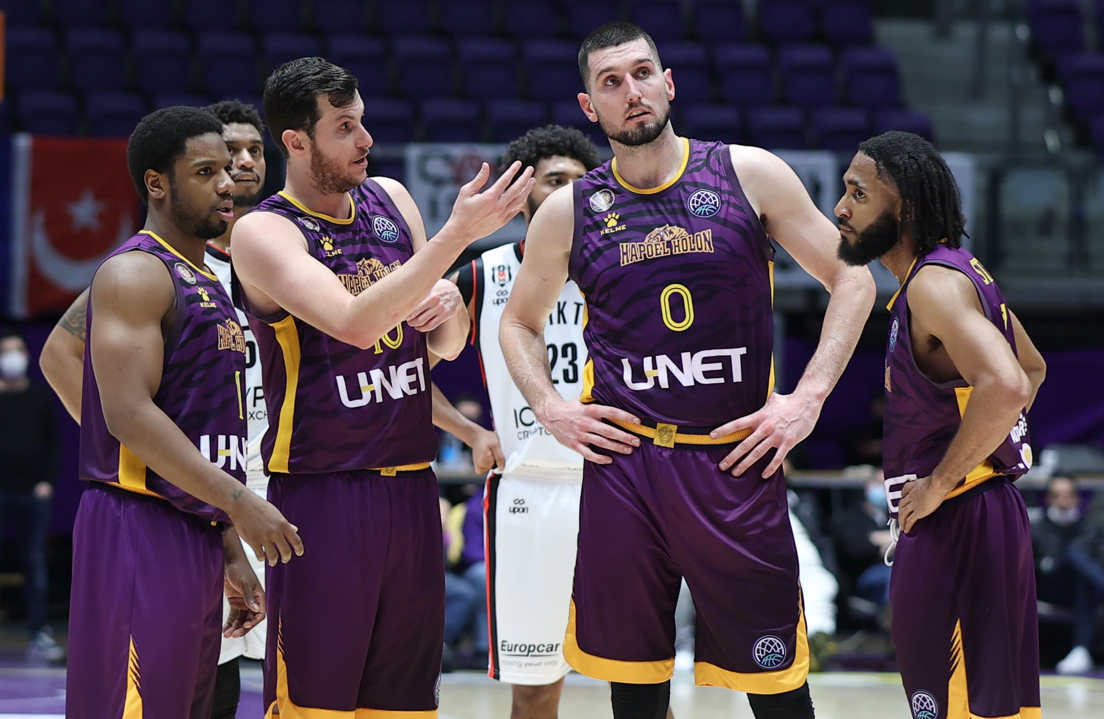 שחקן הפועל חולון סטיב זאק עם גיא פניני, ג'ו רגלנד