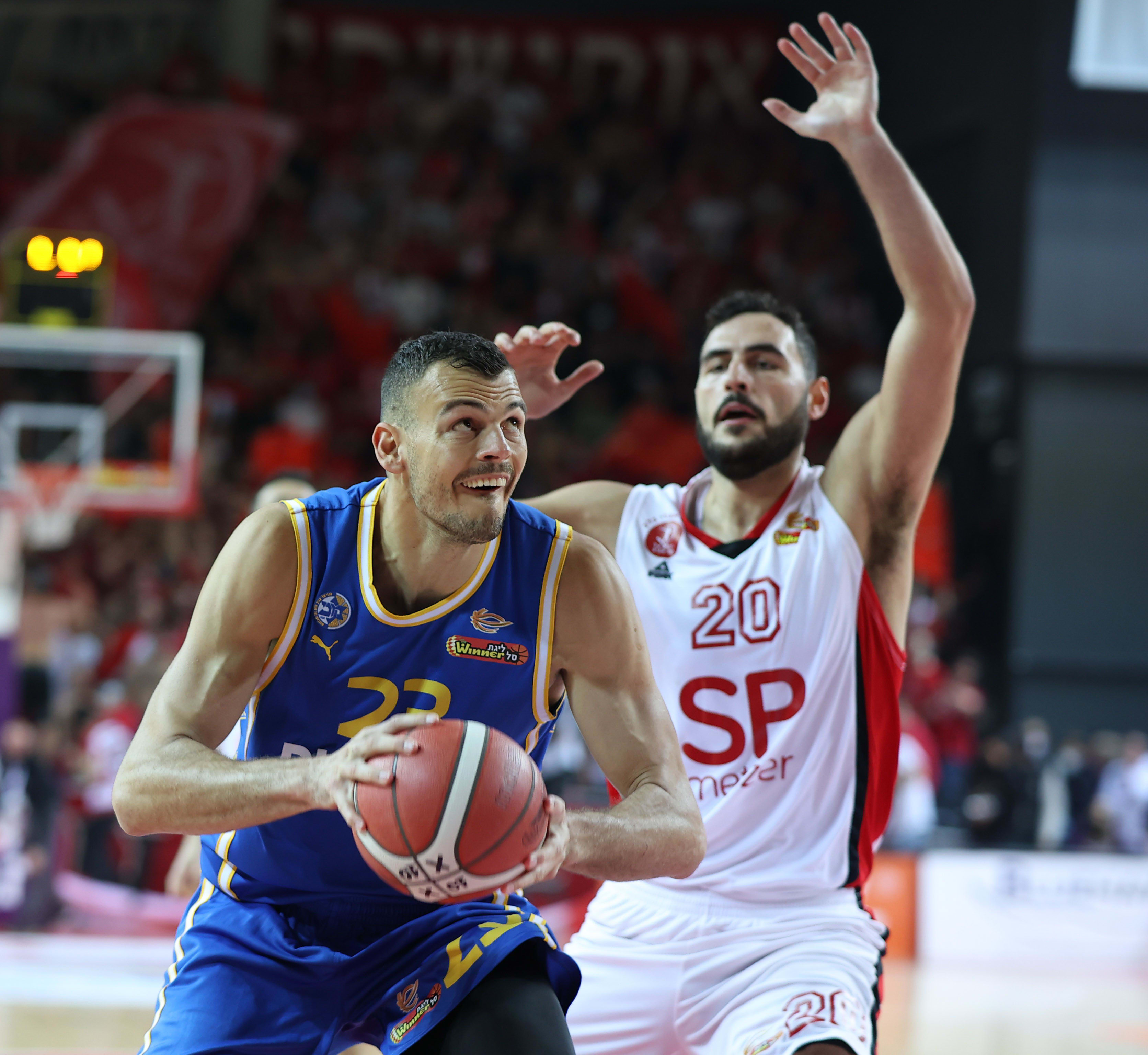 שחקן מכבי תל אביב אנטה ז'יז'יץ' מול שחקן הפועל תל אביב עידן זלמנסון