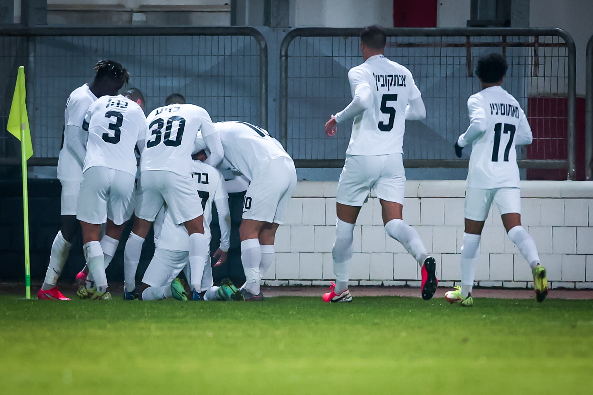 שחקני מ.ס. אשדוד חוגגים