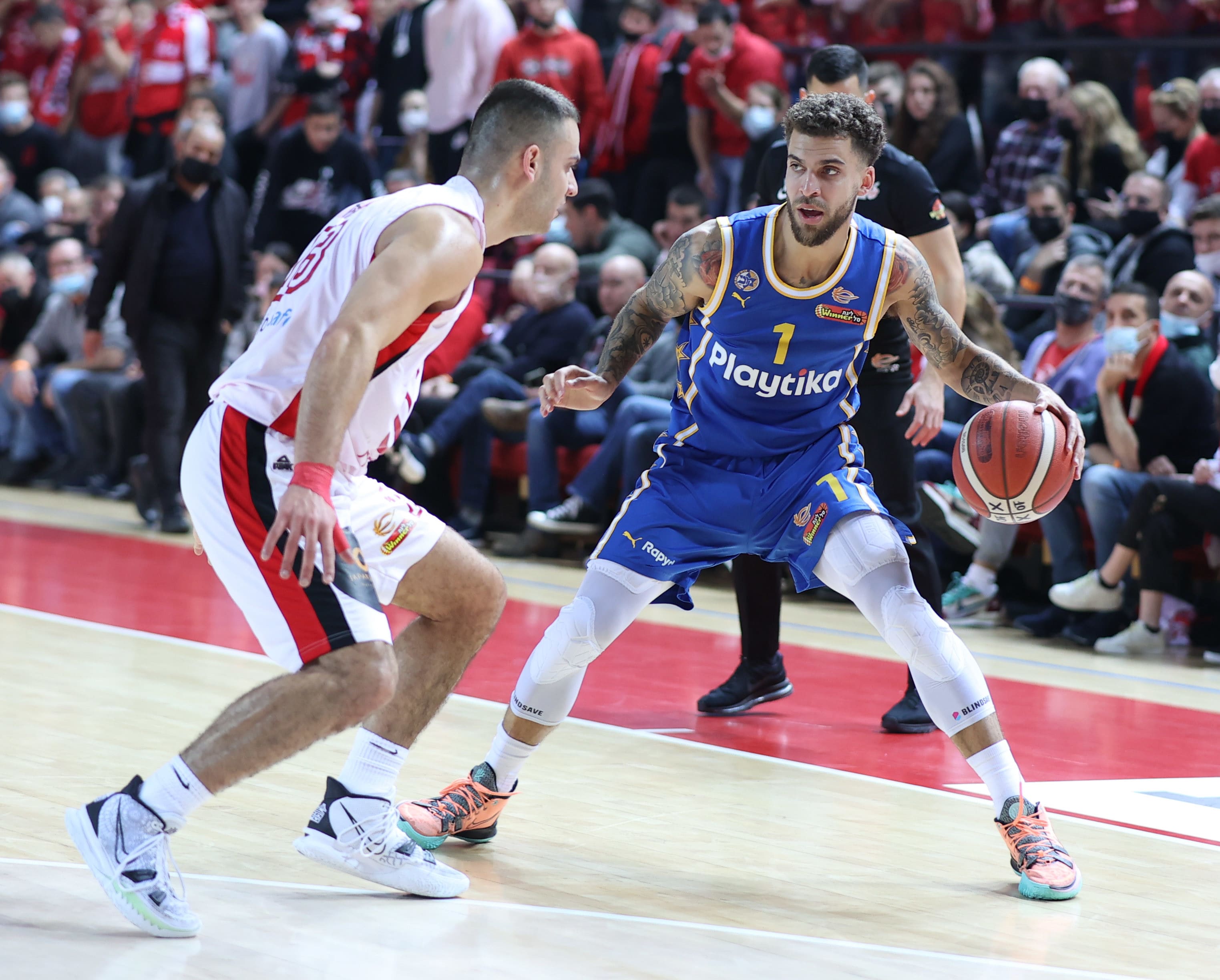 שחקן מכבי תל אביב סקוטי ווילבקין מול שחקן הפועל תל אביב רז אדם