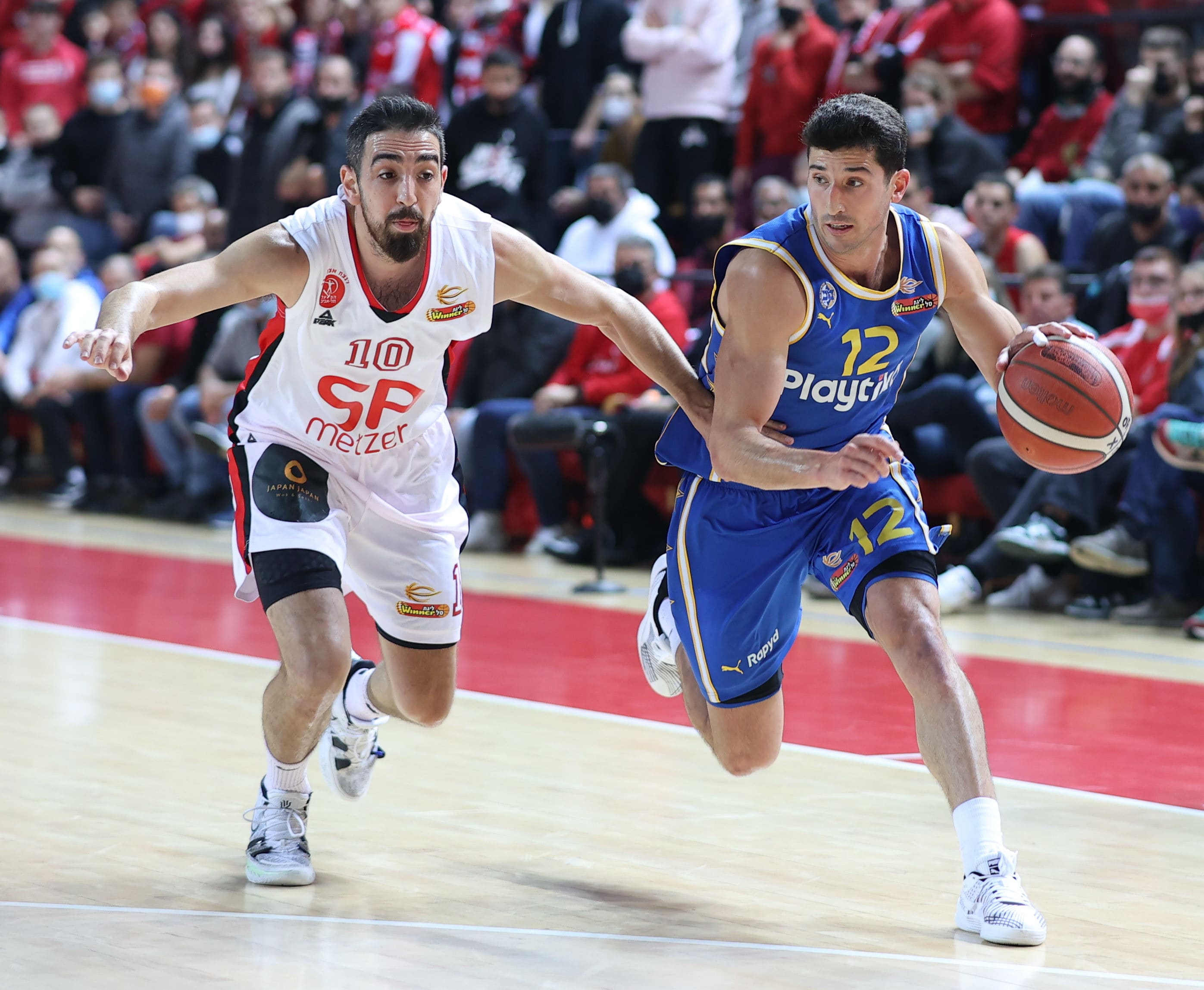 שחקן מכבי תל אביב ג'ון דיברתולומאו מול שחקן הפועל תל אביב בר טימור