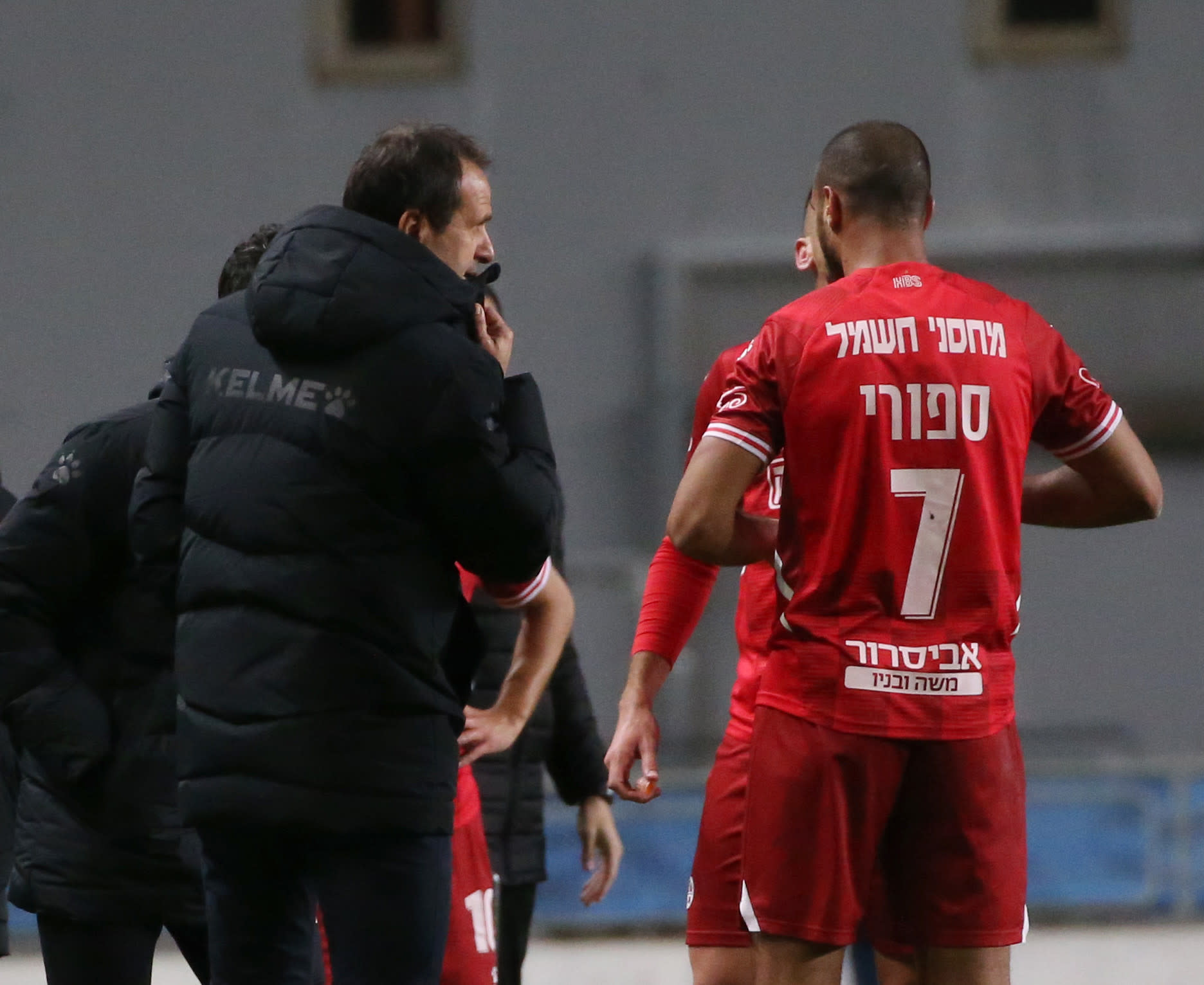 רמזי ספורי שחקן הפועל באר שבע עם מאמנו רוני לוי