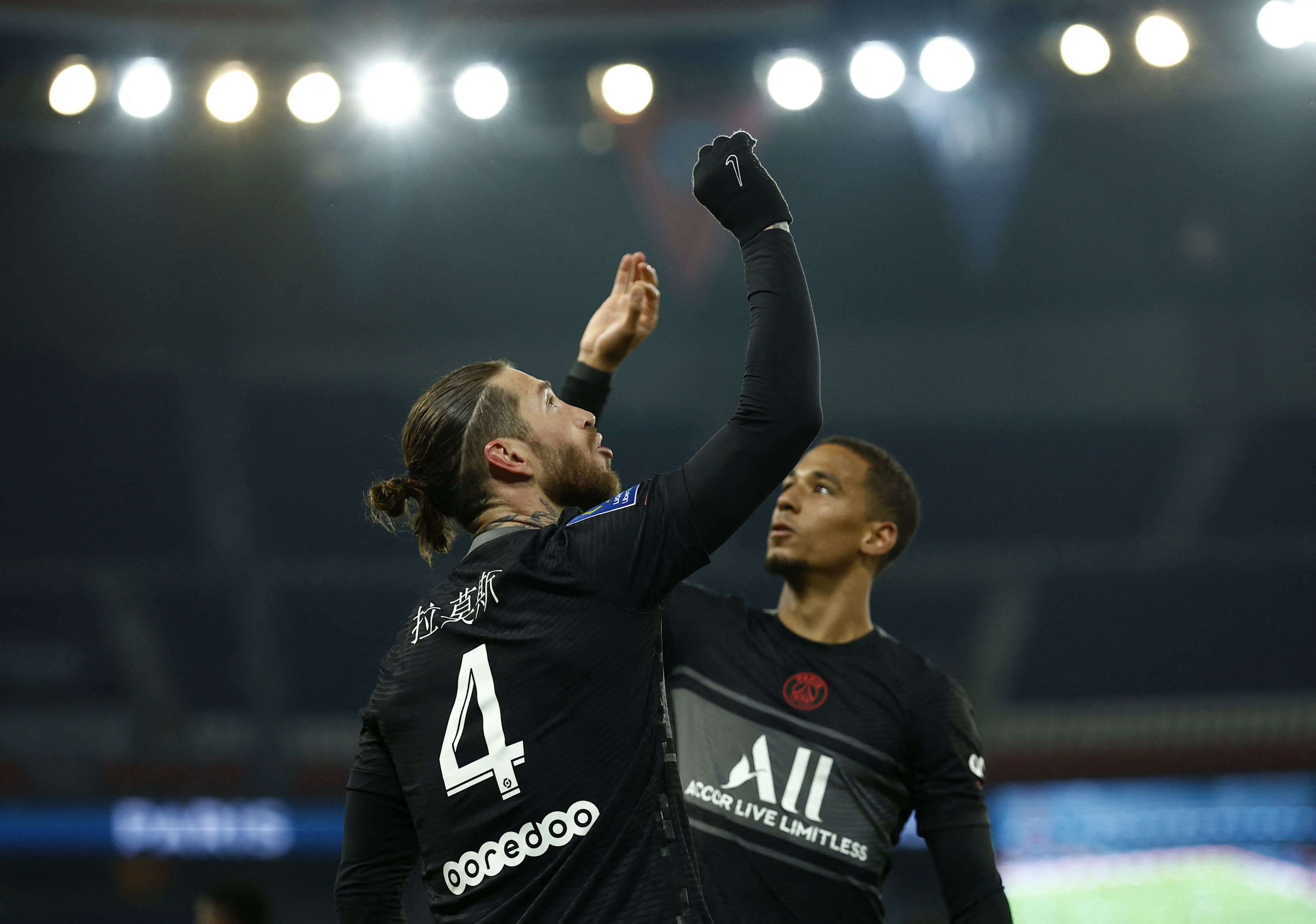 סרחיו ראמוס שחקן פריז סן ז'רמן חוגג שער עם תילו קהרר