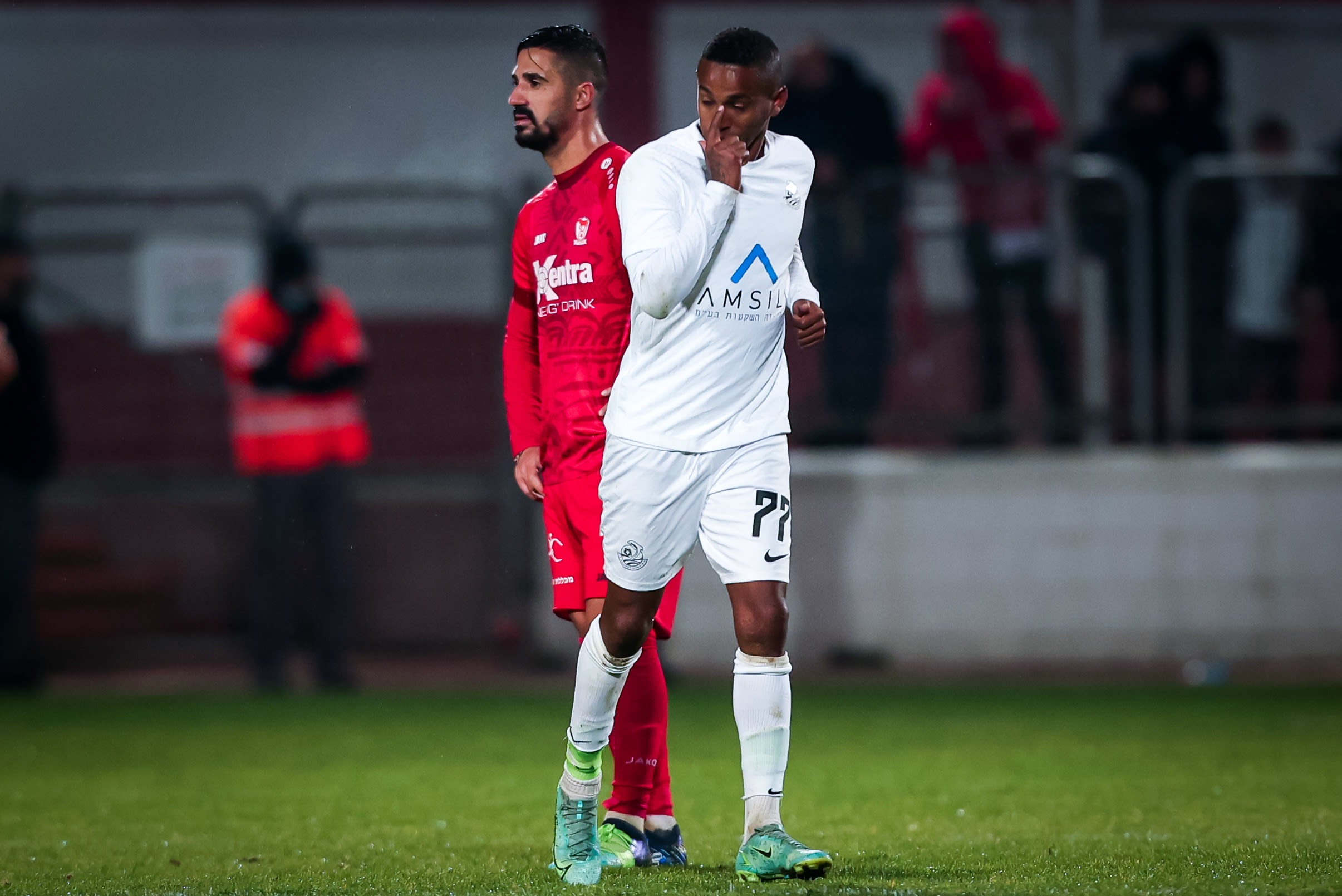 יעקב בריהון שחקן מ.ס. אשדוד חוגג שער, מאחוריו בירם כיאל שחקן בני סכנין