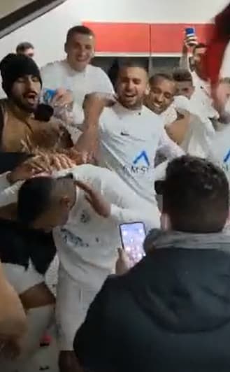 שחקני מ.ס. אשדוד חוגגים עם יעקוב בריהון