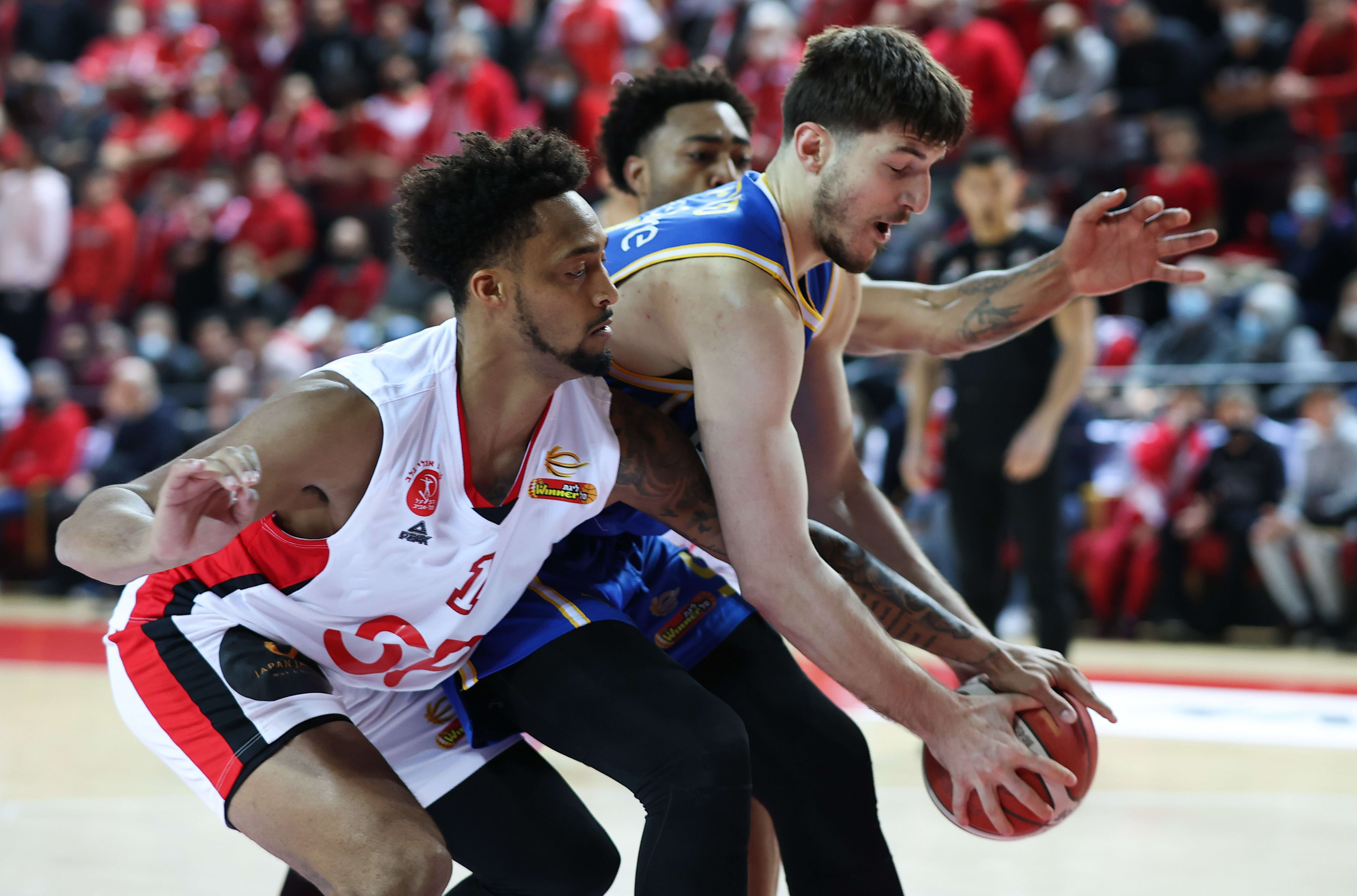 שחקן הפועל תל אביב ג'יי. פי טוקוטו מול שחקן מכבי תל אביב רומן סורקין