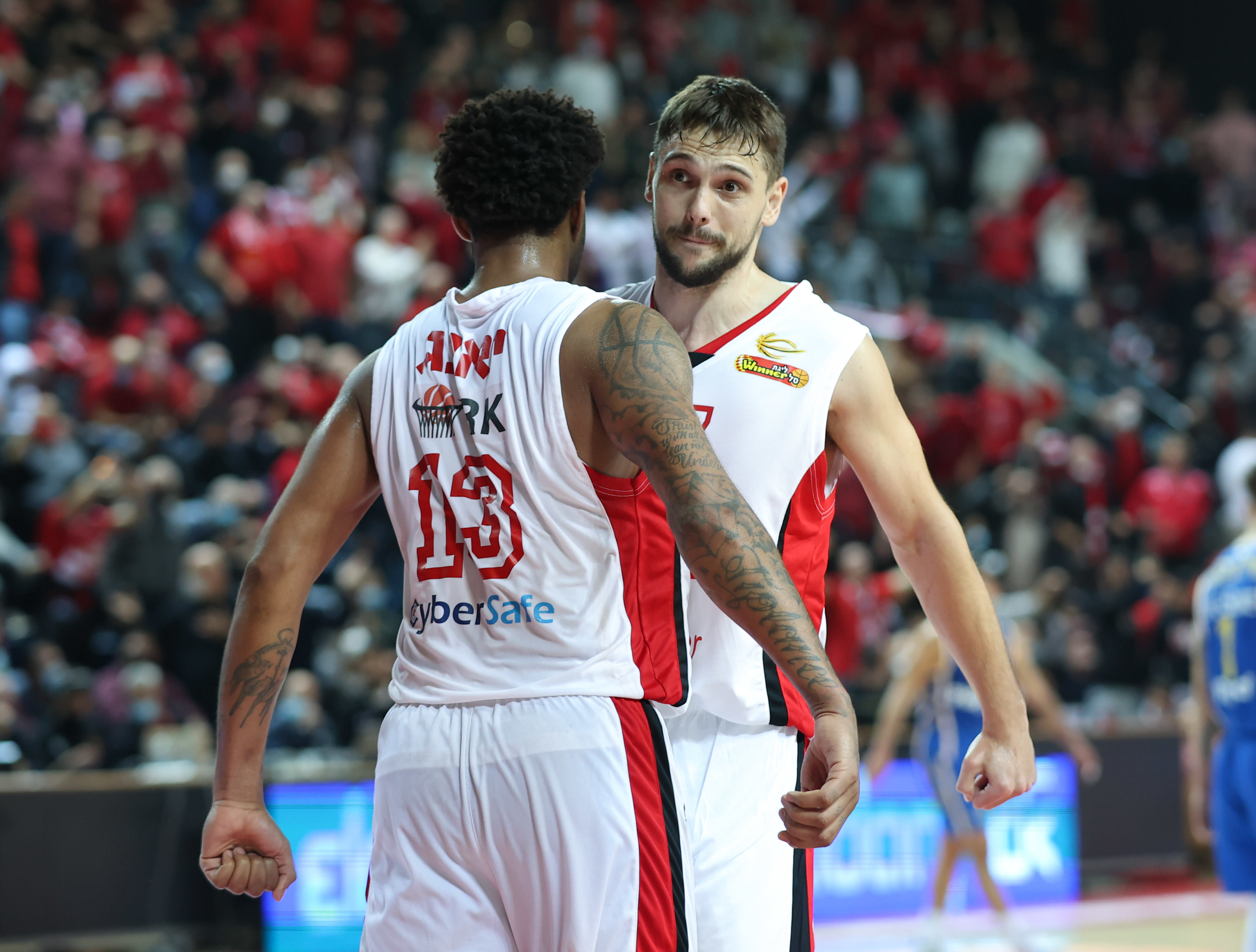 שחקני הפועל תל אביב איגור קולשוב, ג'יימס יאנג