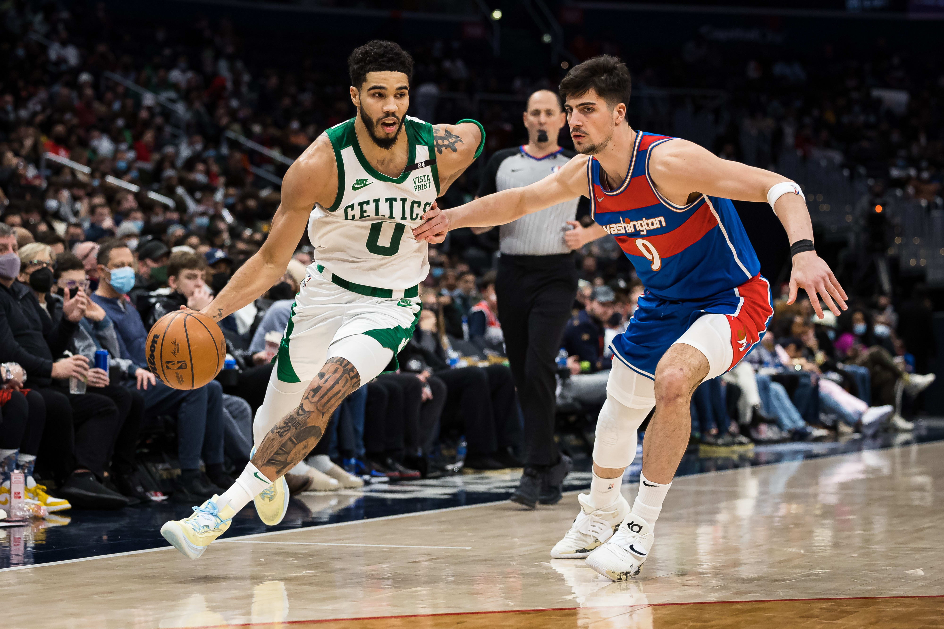 שחקן בוסטון סלטיקס ג'ייסון טייטום מול שחקן וושינגטון וויזארדס דני אבדיה