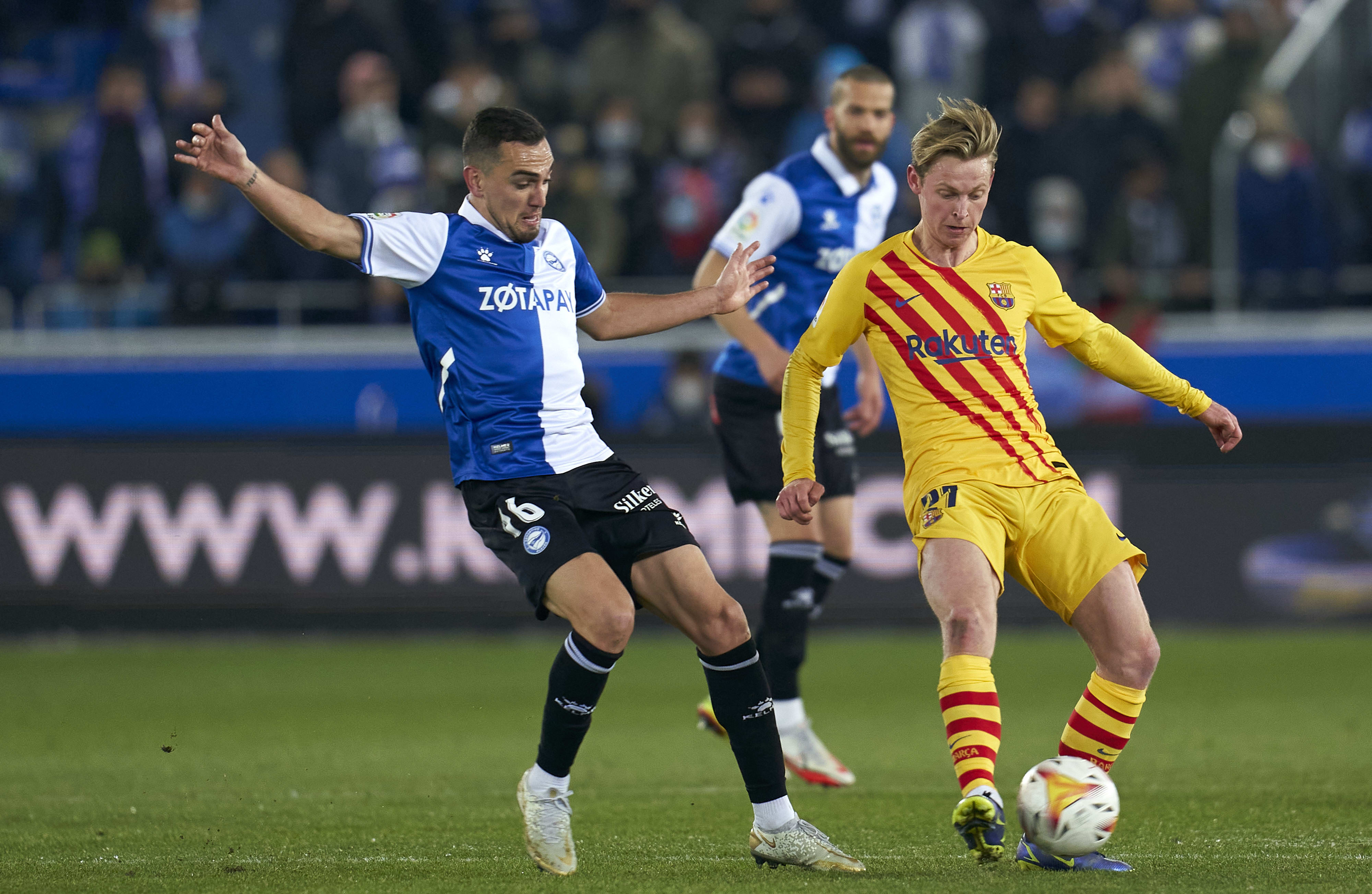 שחקן ברצלונה פרנקי דה יונג מול שחקן אלאבס גונסאלו אסקלנטה