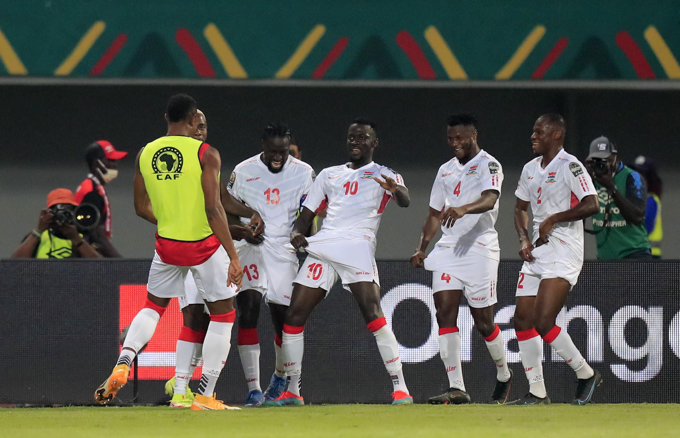 שחקני נבחרת גמביה חוגגים