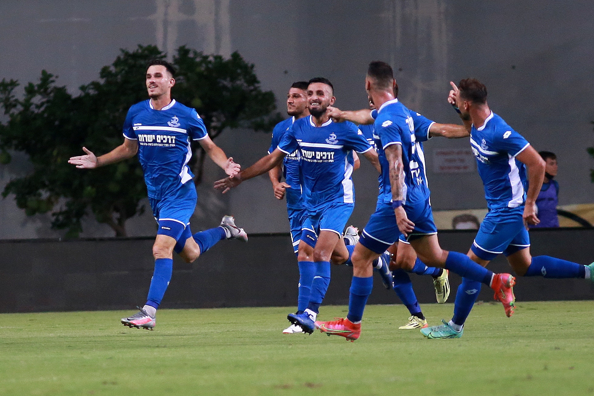 שחקני הפועל פתח תקוה חוגגים עם אוהד רבינוביץ' (משמאל)