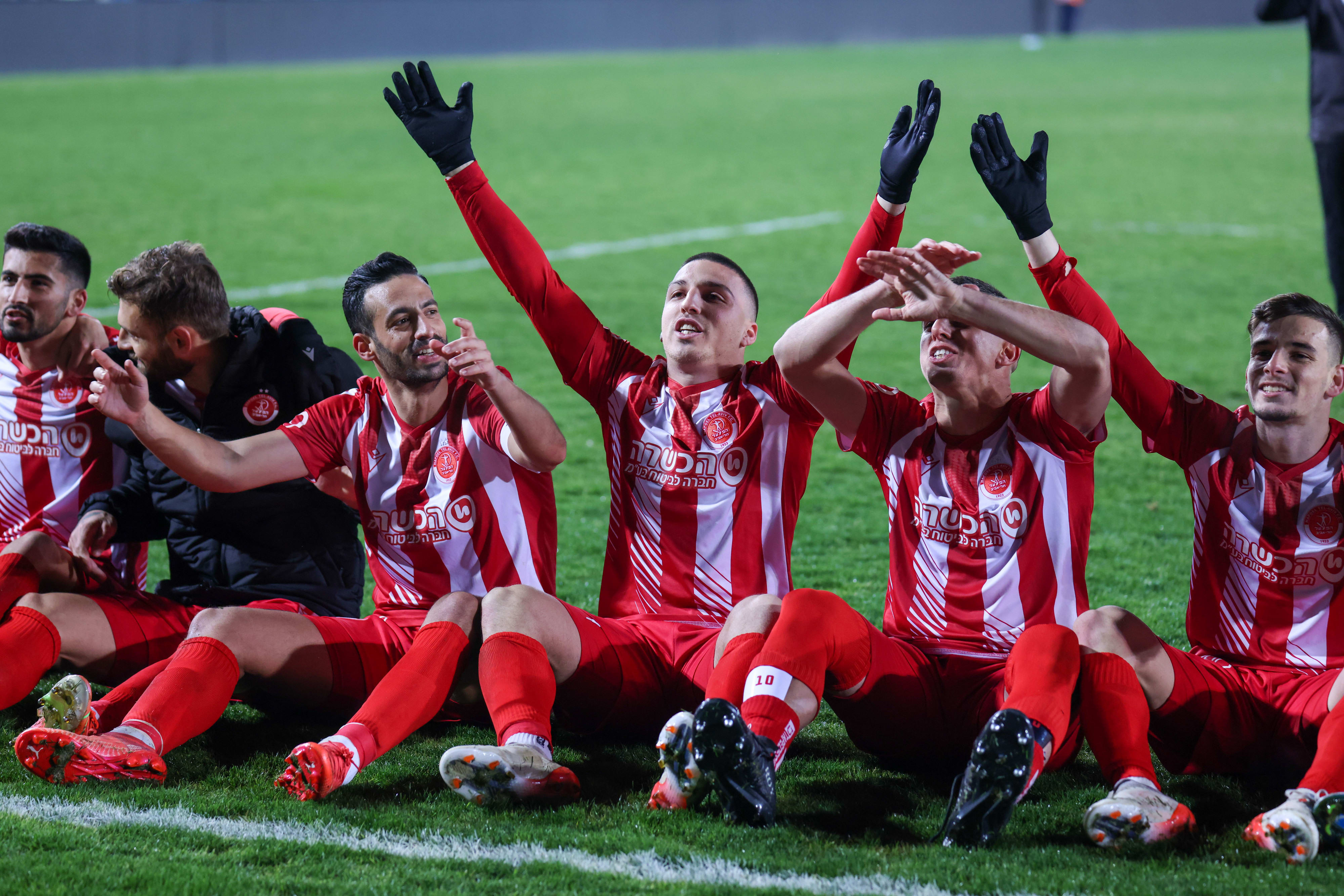 שחקני הפועל תל אביב חוגגים עם אושר דוידה