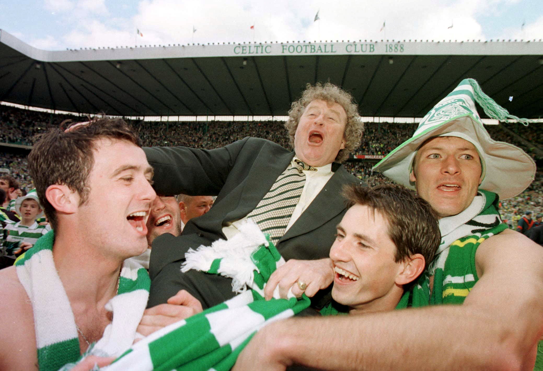 מאמן סלטיק וים יאנסן חוגג עם שחקניו