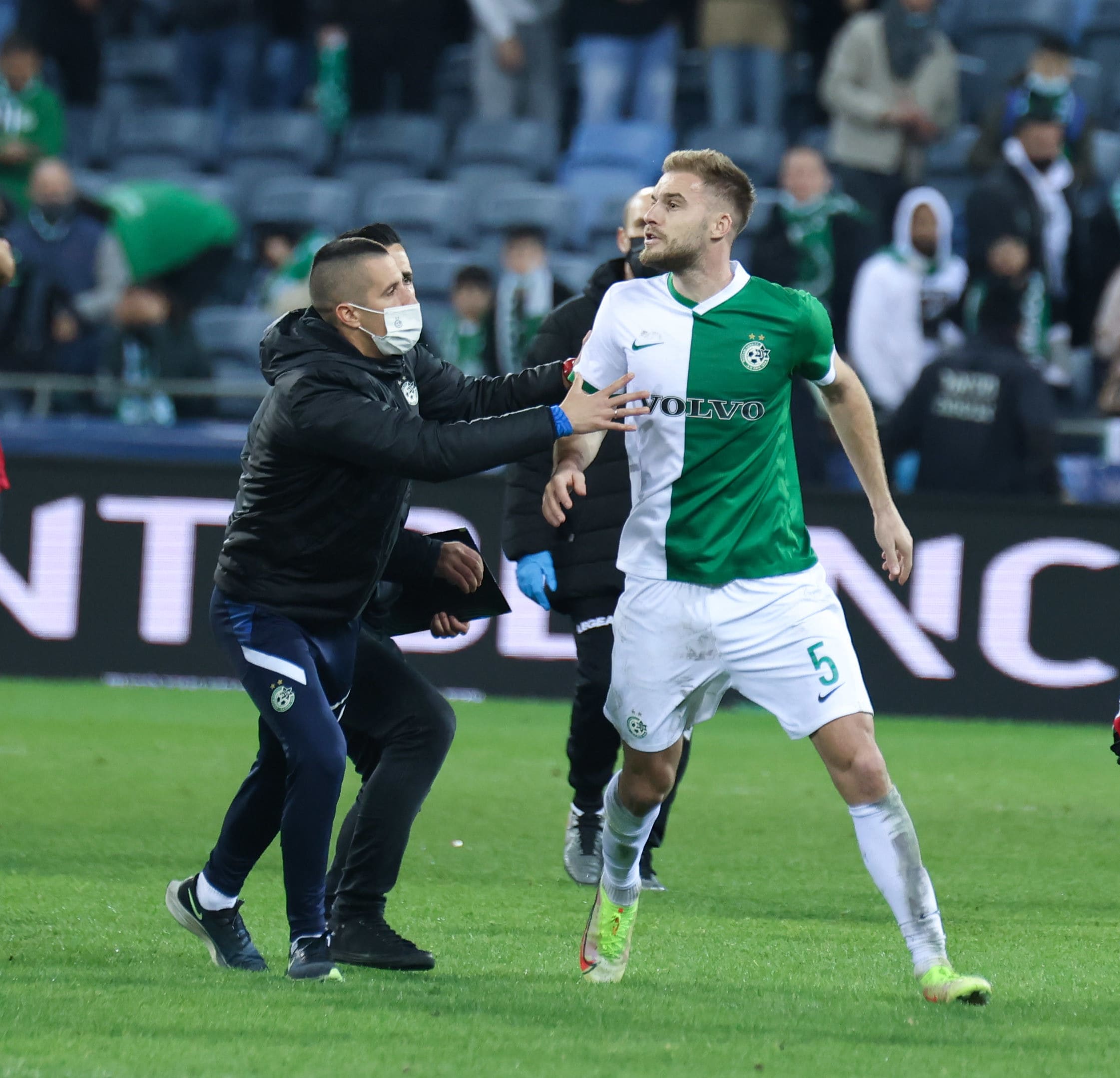 בוגדן פלאניץ' שחקן מכבי חיפה מנסה לתקוף את השופט ניב שטייף