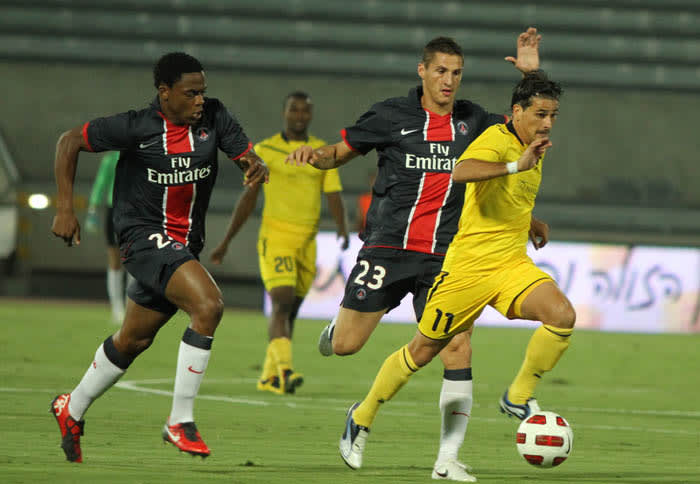 מאור בוזגלו שחקן מכבי תל אביב מול ז'רמי קלמון