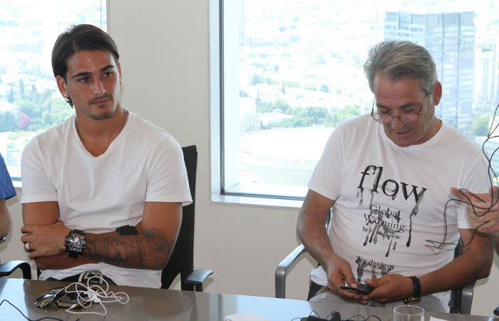 יעקב בוזגלו לצד מאור בוזגלו