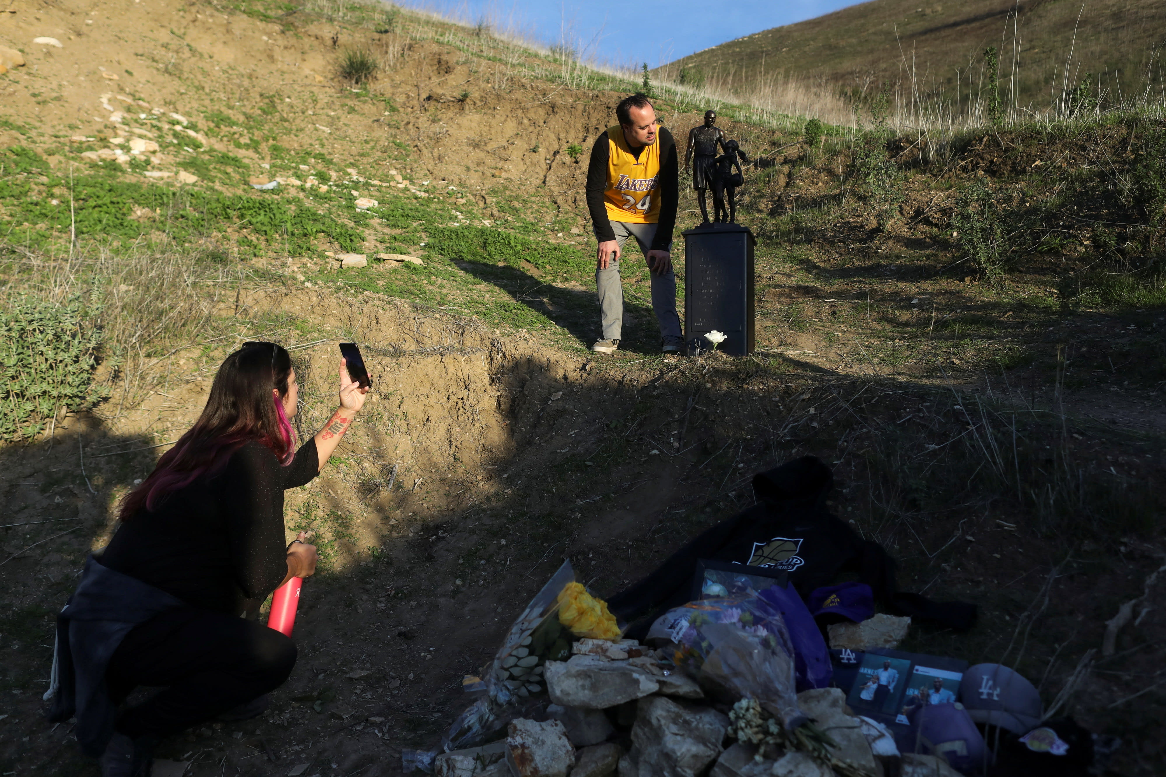 פסל של קובי בריאנט ובתו ג'יג'י, ליד זירת התרסקות המסוק בלוס אנג'לס
