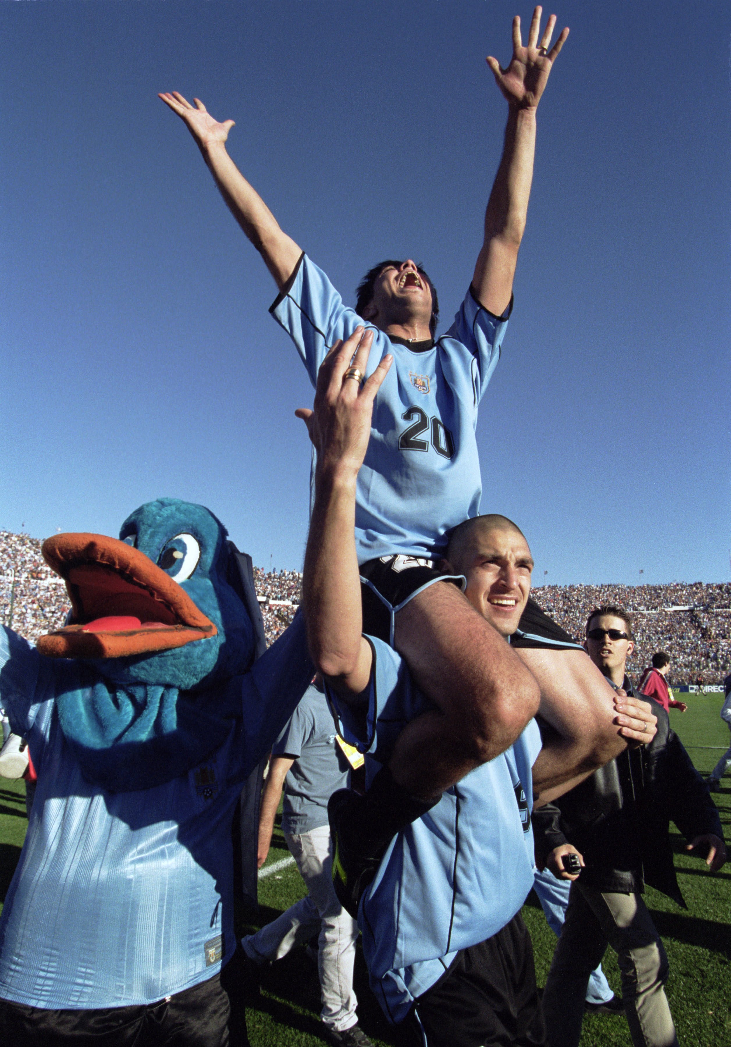 דייגו אלונסו נושא על כתפיו את אלברו רקובה, נבחרת אורוגוואי 2001