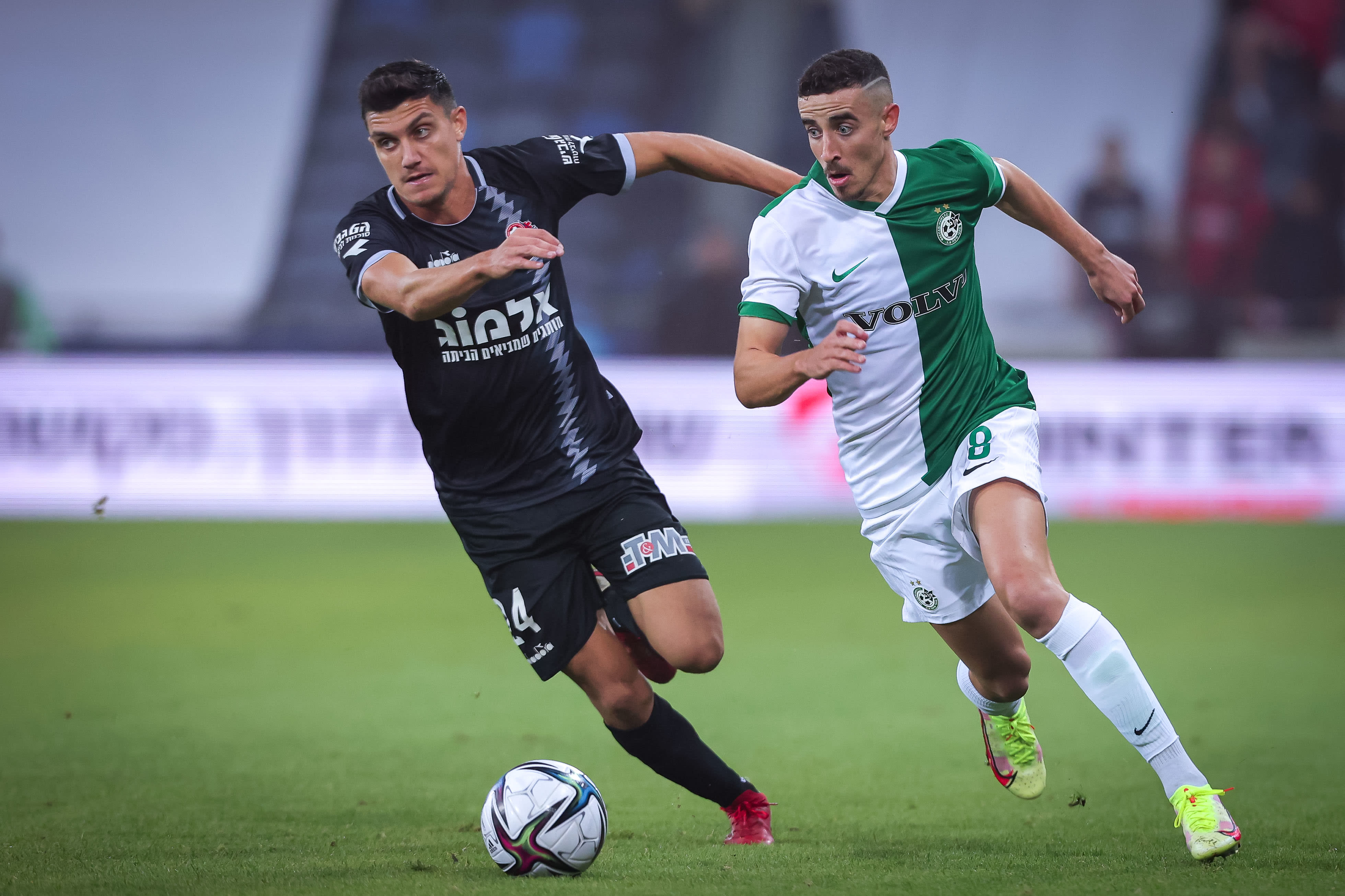 דולב חזיזה, קשר מכבי חיפה, מול שחקן הפועל חיפה לירן סרדל