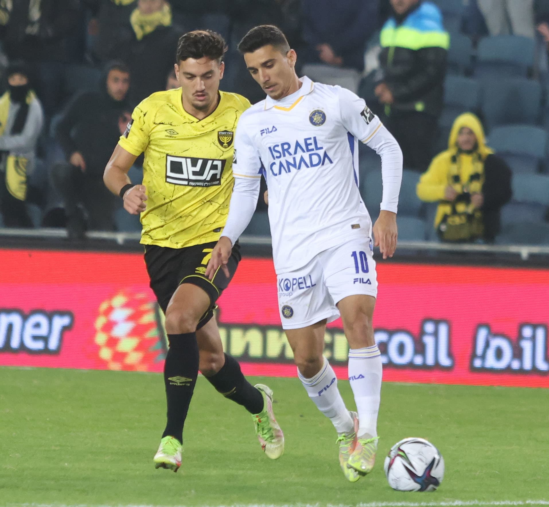 דן ביטון שחקן מכבי תל אביב מול ירדן שועה שחקן בית"ר ירושלים