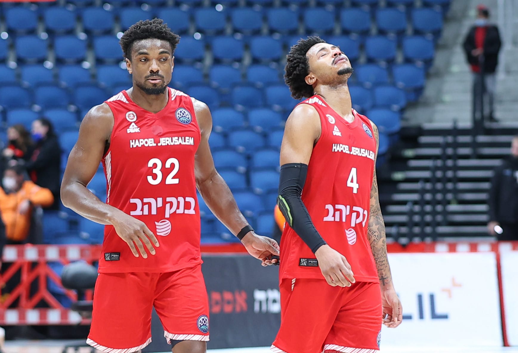 שחקן הפועל ירושלים רטין אובסוהאן עם ג'יילן אדאמס