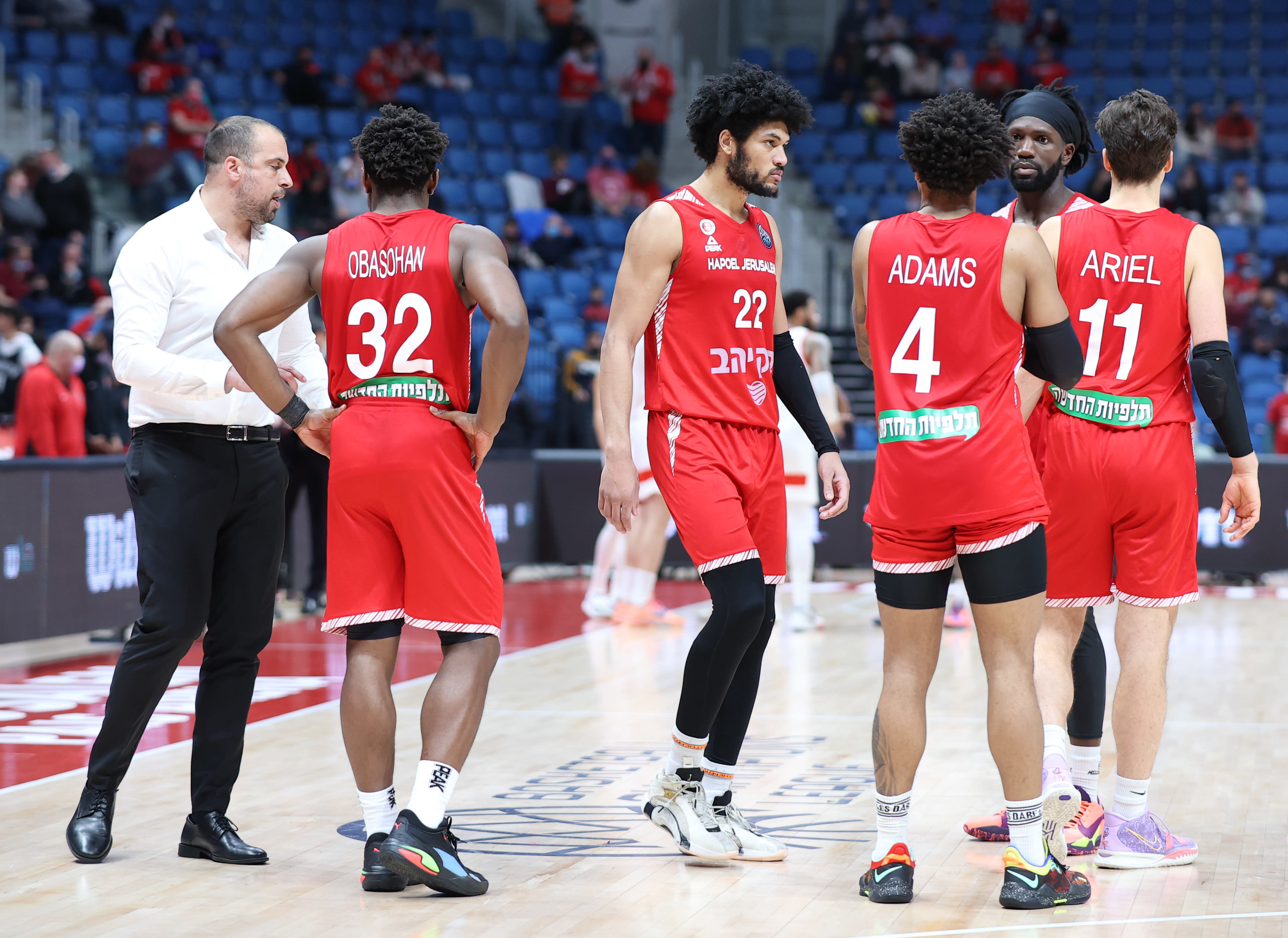 מאמן הפועל ירושלים יותם הלפרין עם אדם אריאל, רטין אובסוהאן, קייזר גייטס, ג'יילן אדאמס