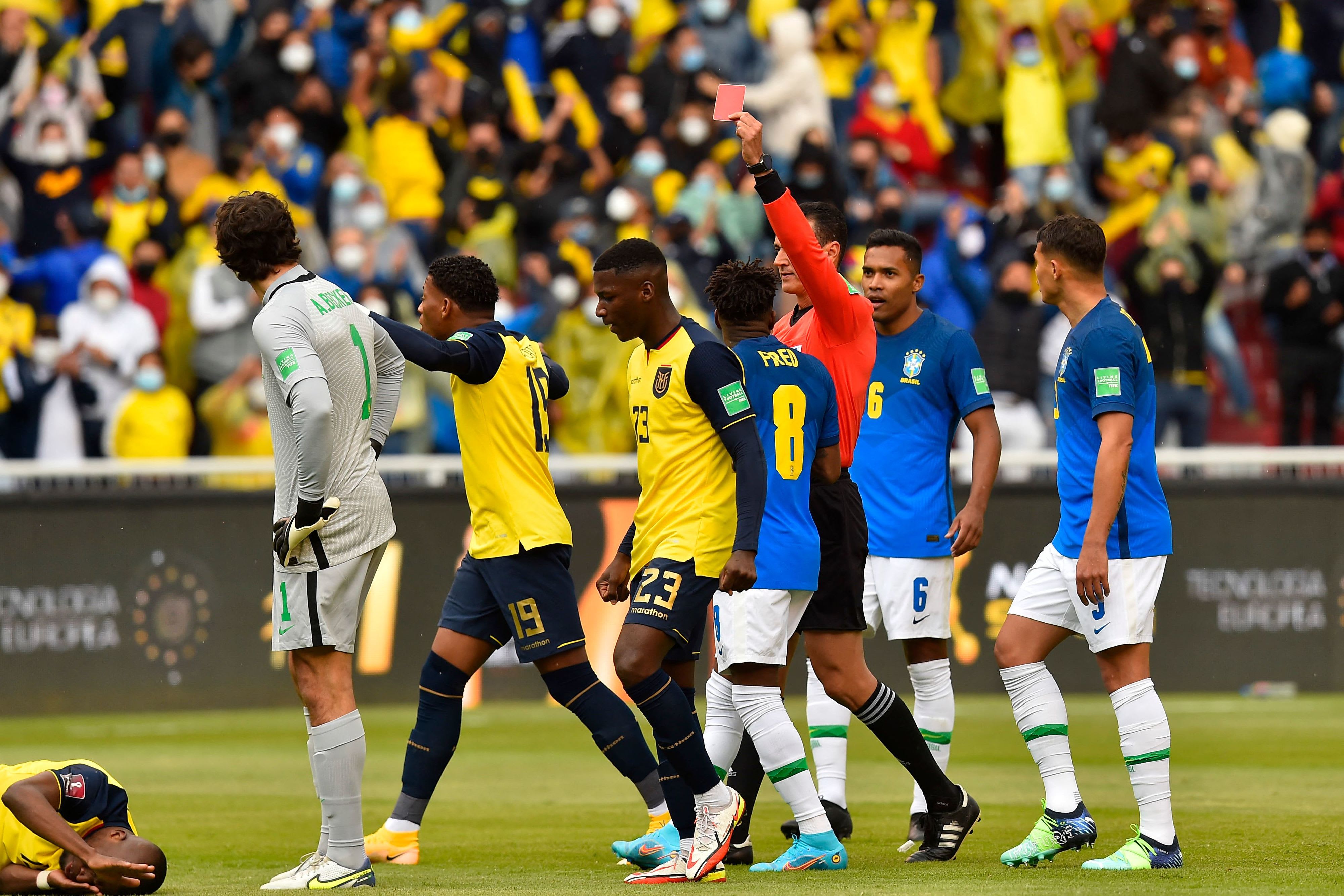 שופט הכדורגל הקולומביאני וילמר רולדן מרחיק את אליסון שוער נבחרת ברזיל
