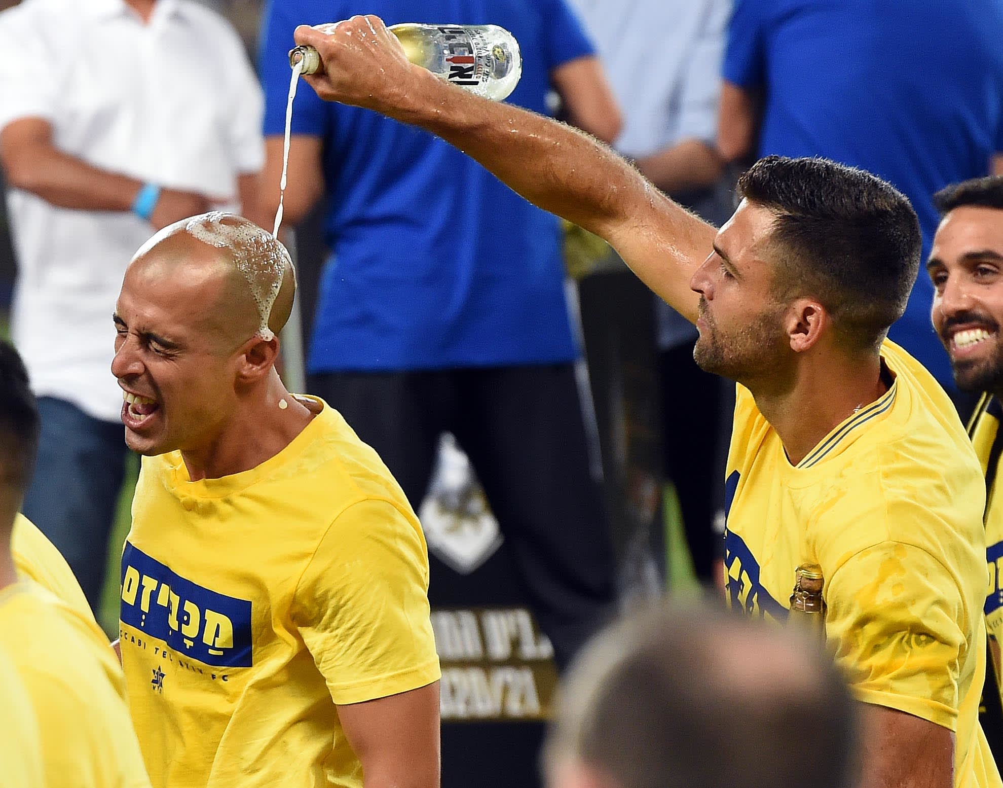 שחקן מכבי תל אביב איתי שכטר עם טל בן חיים